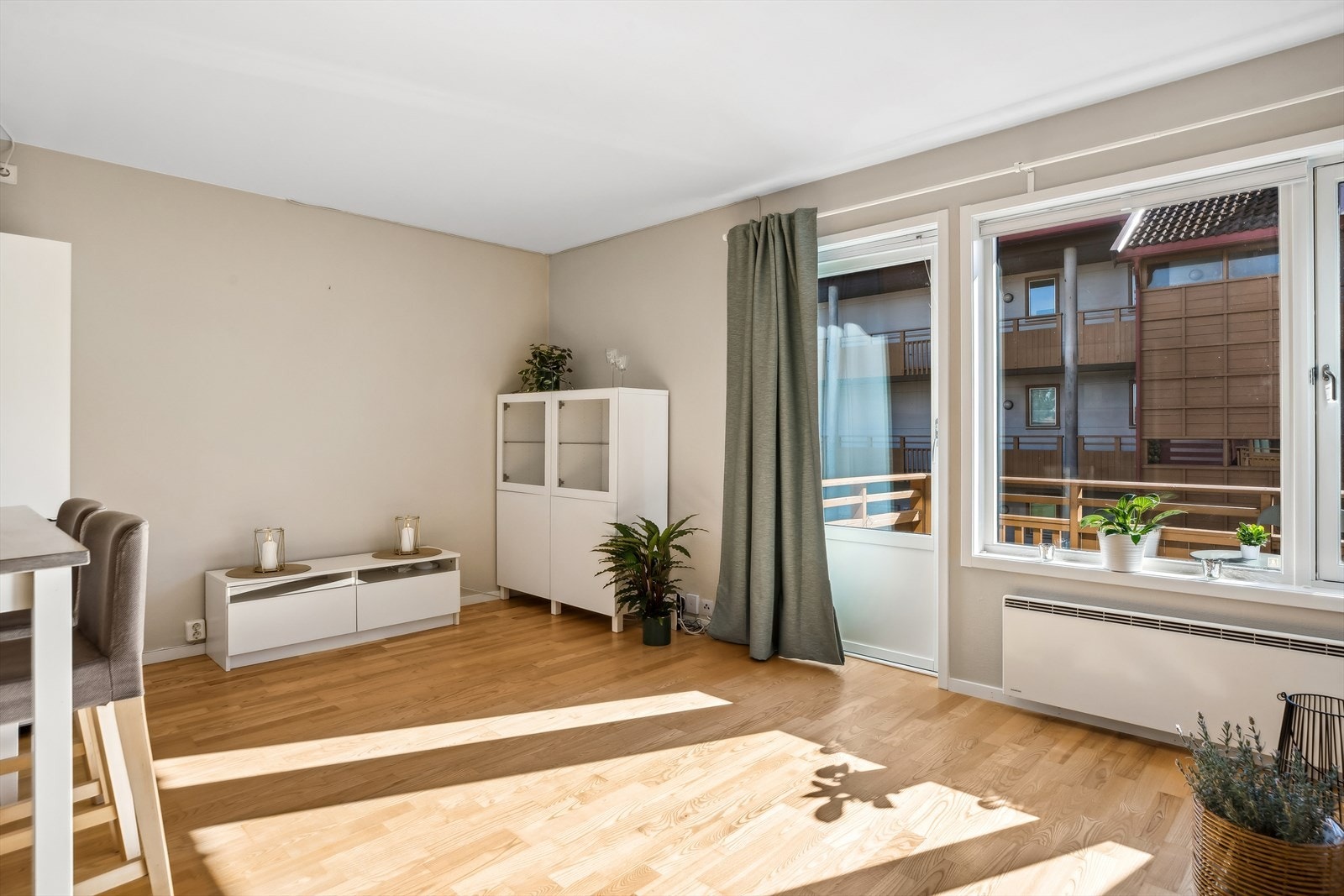 I stuen er det store vindusflater som gir godt innlys Galleribilde