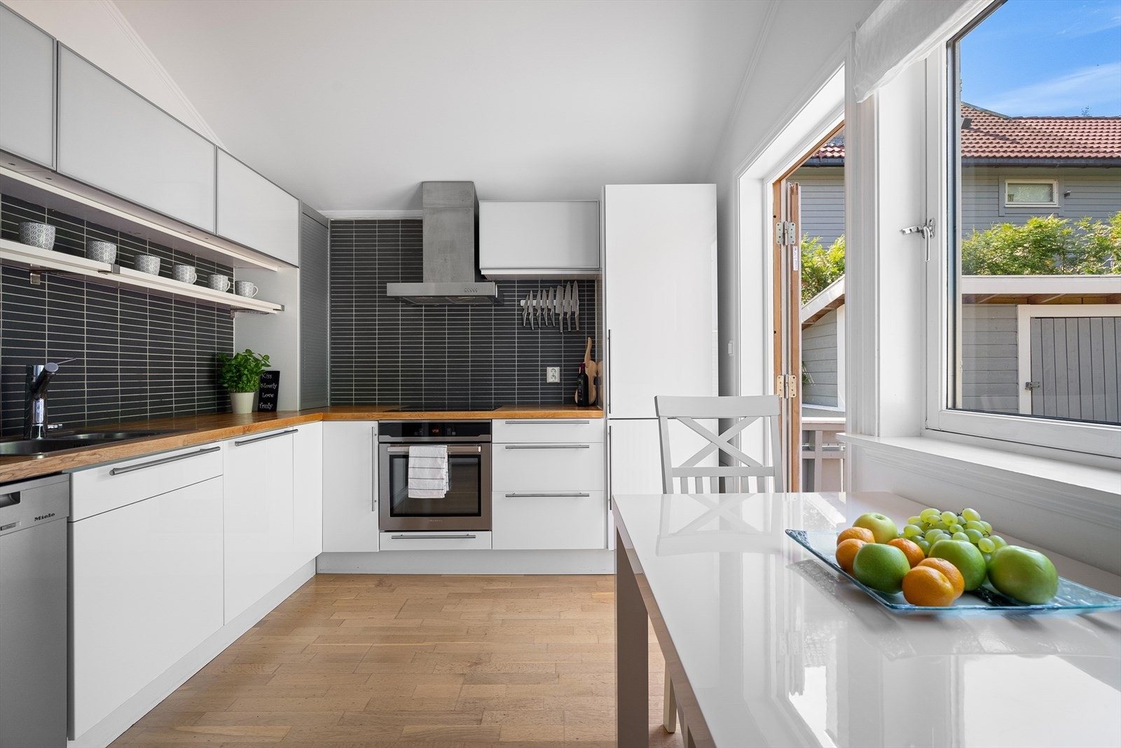 Flott kjøkken med godt med skap- og benkeplass. Galleribilde