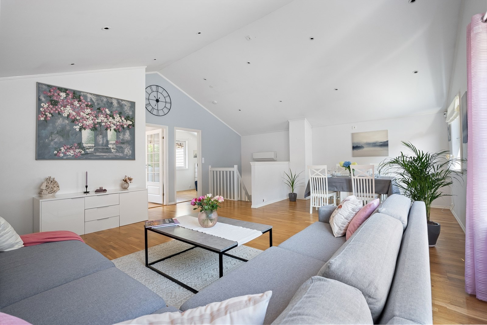 Lyse overflater og parkett på gulv. Galleribilde