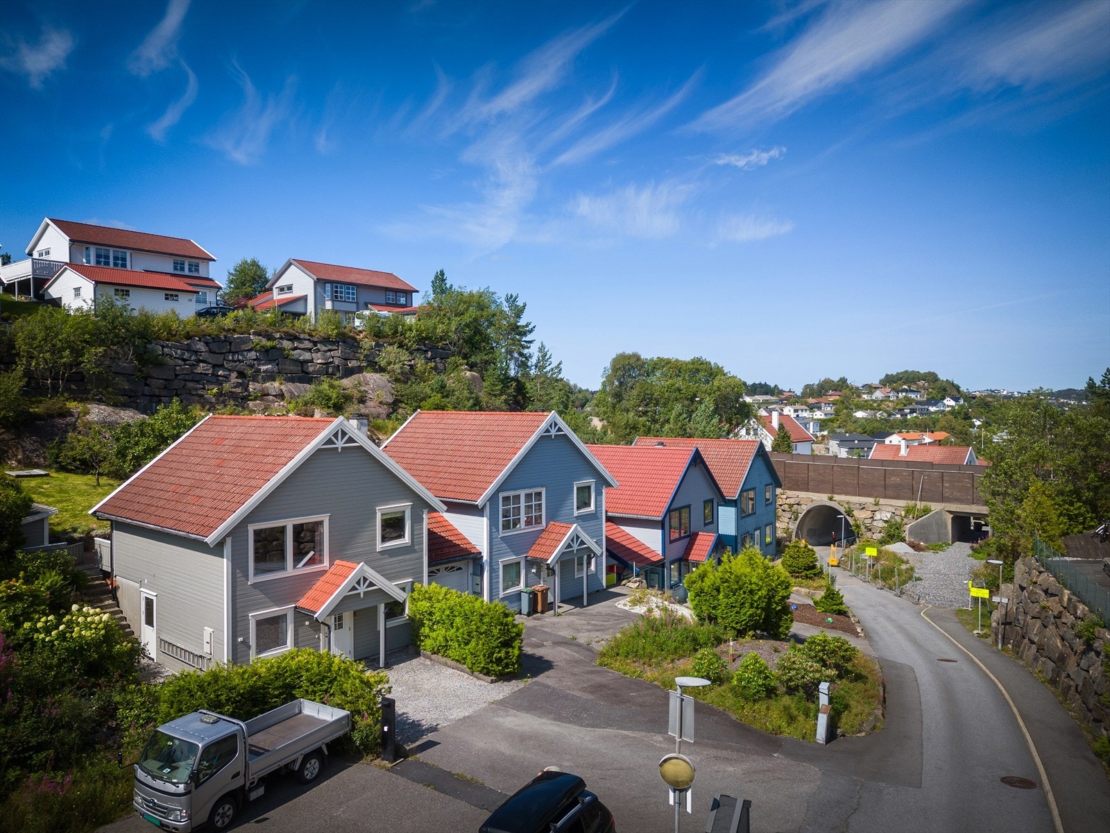 Boligen har en særdeles barnevennlig og sentral beliggenhet i et etablert boligområde. Galleribilde