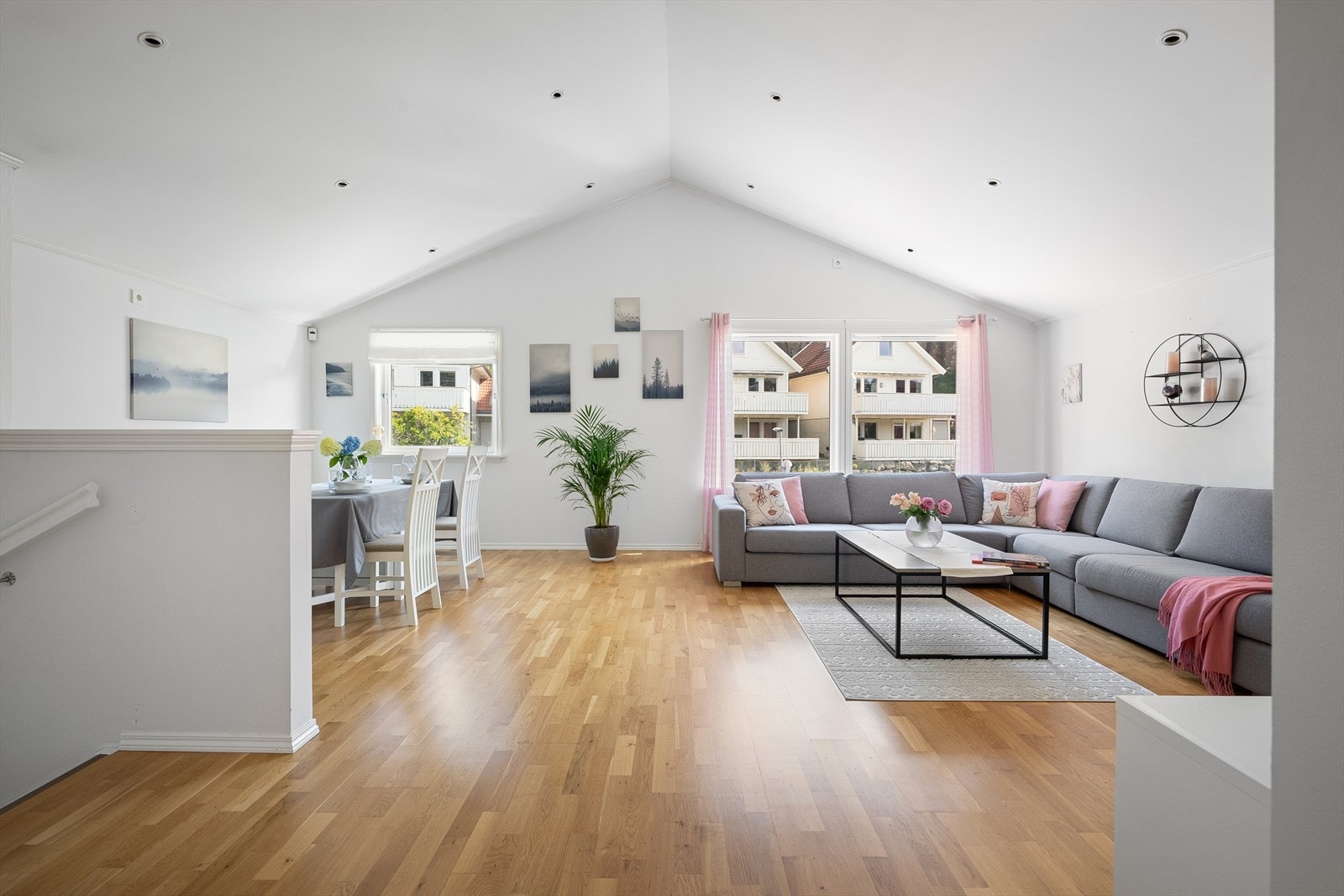 Stuen er av god størrelse og man kan enkelt innrede i ulike soner. Galleribilde