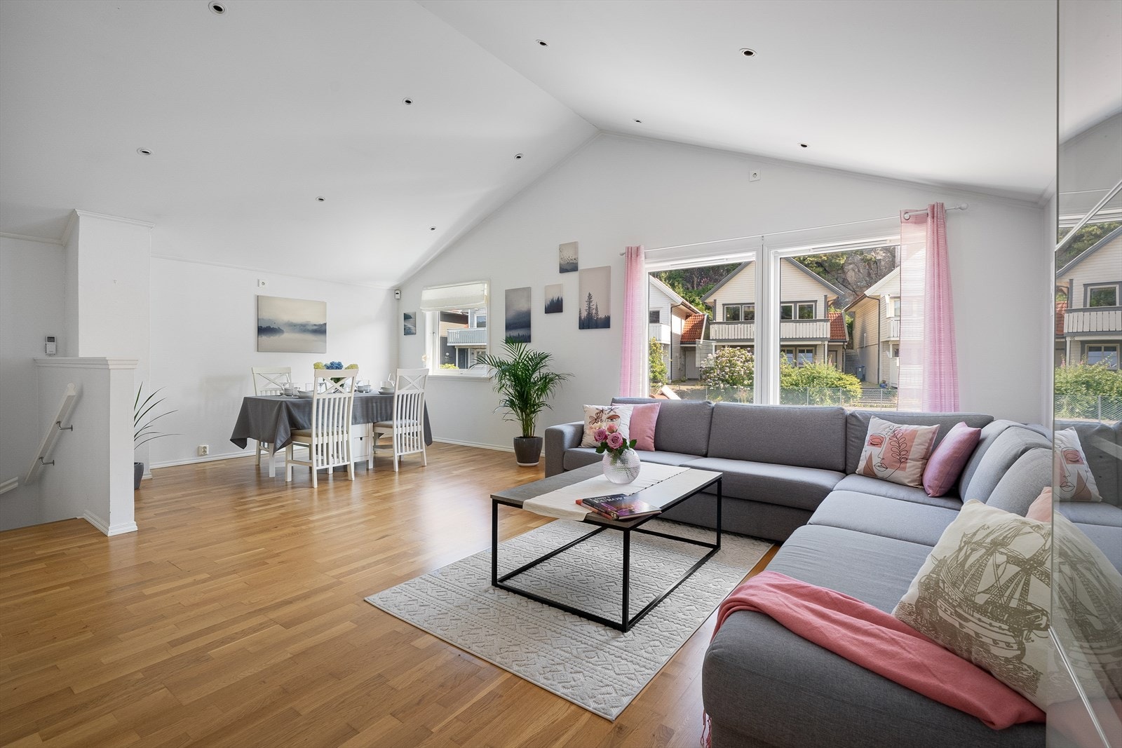 Godt med naturlig lysinnslipp gjennom store vindusflater. Galleribilde