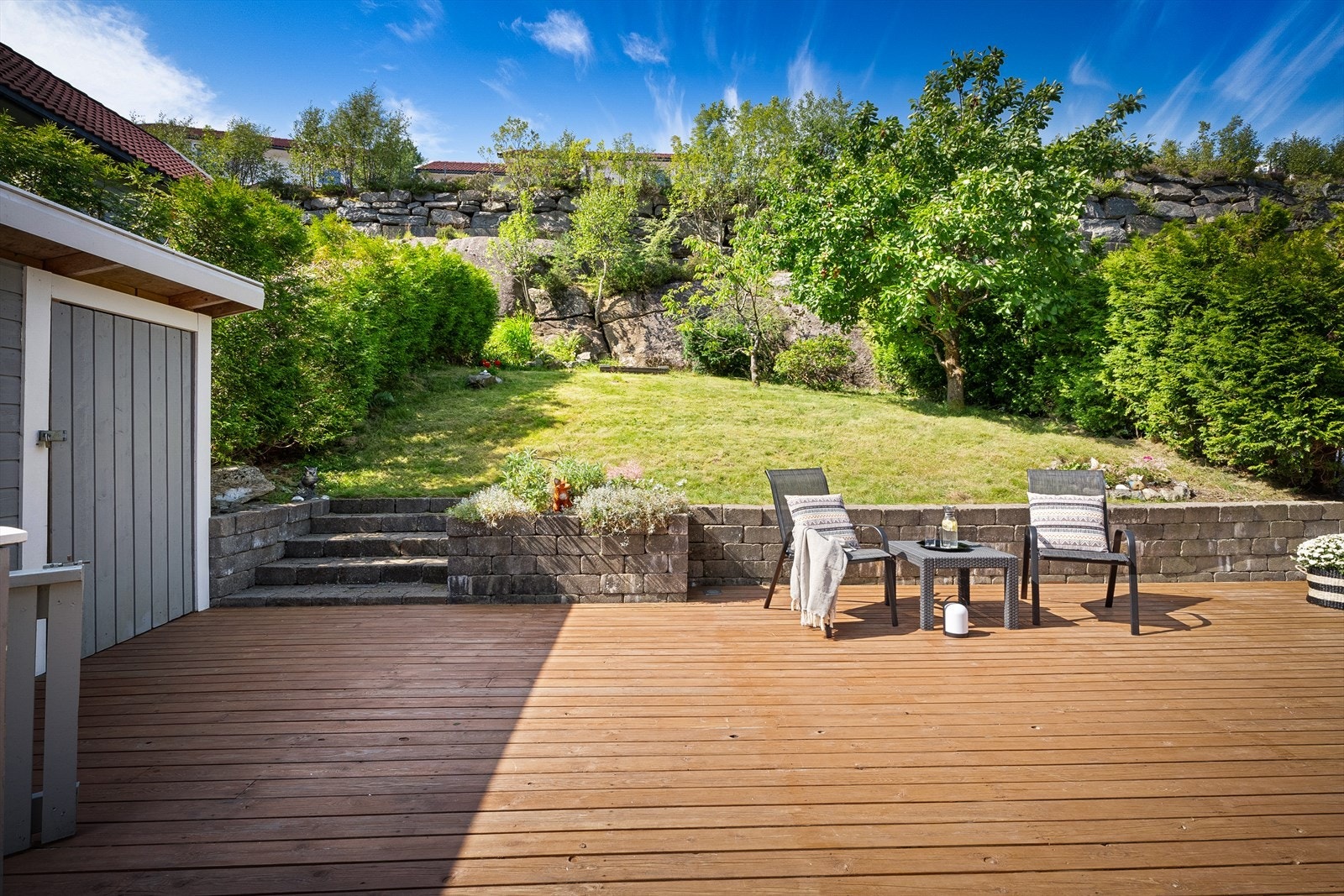 Terrassen måler hele 42 kvm og er skjermet fra naboene. Galleribilde