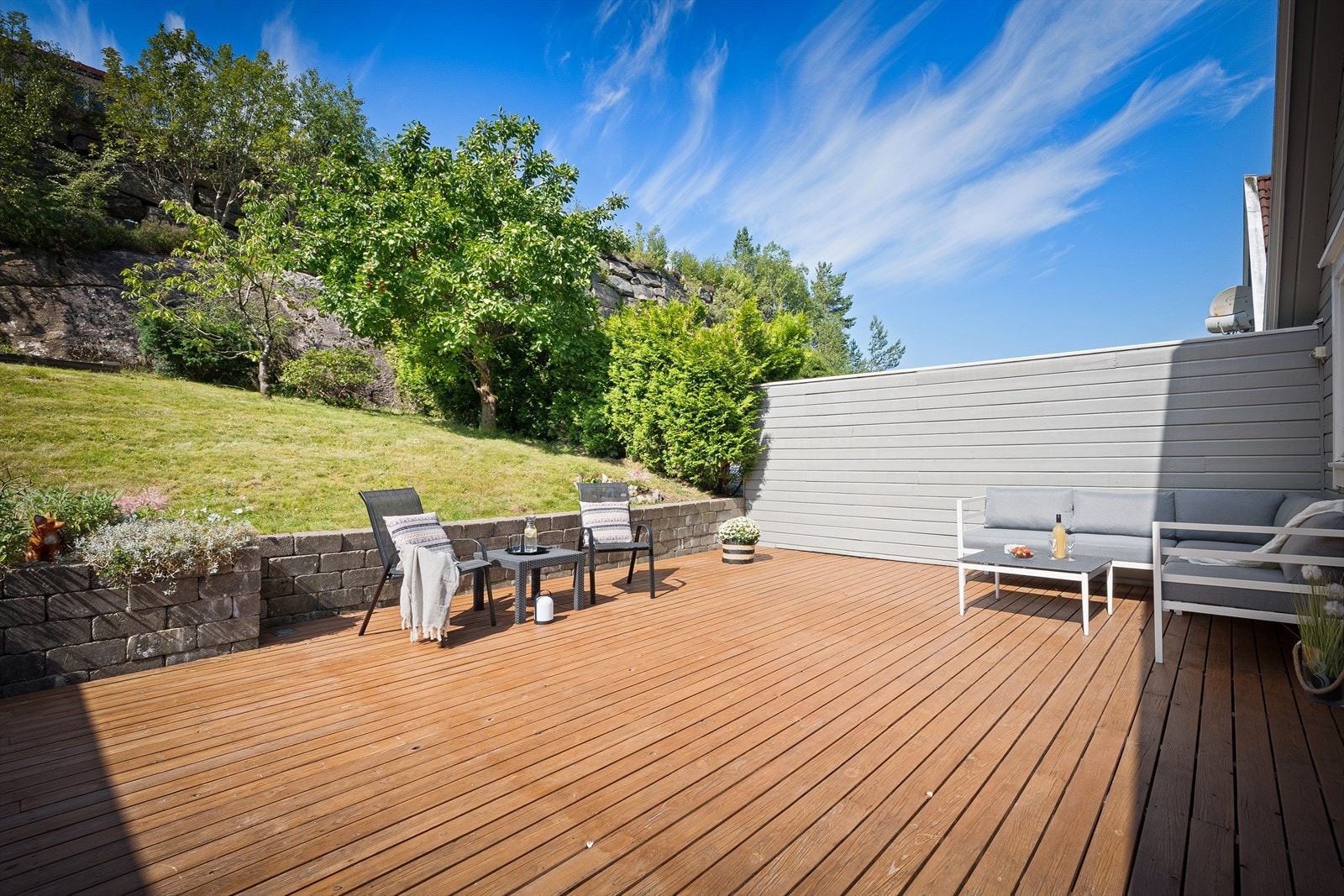 Her har man god plass til flere sittegrupper og grill. Galleribilde