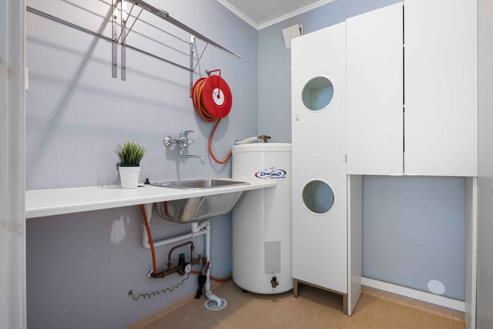 Boligen har eget vaskerom i første etasje. Galleribilde