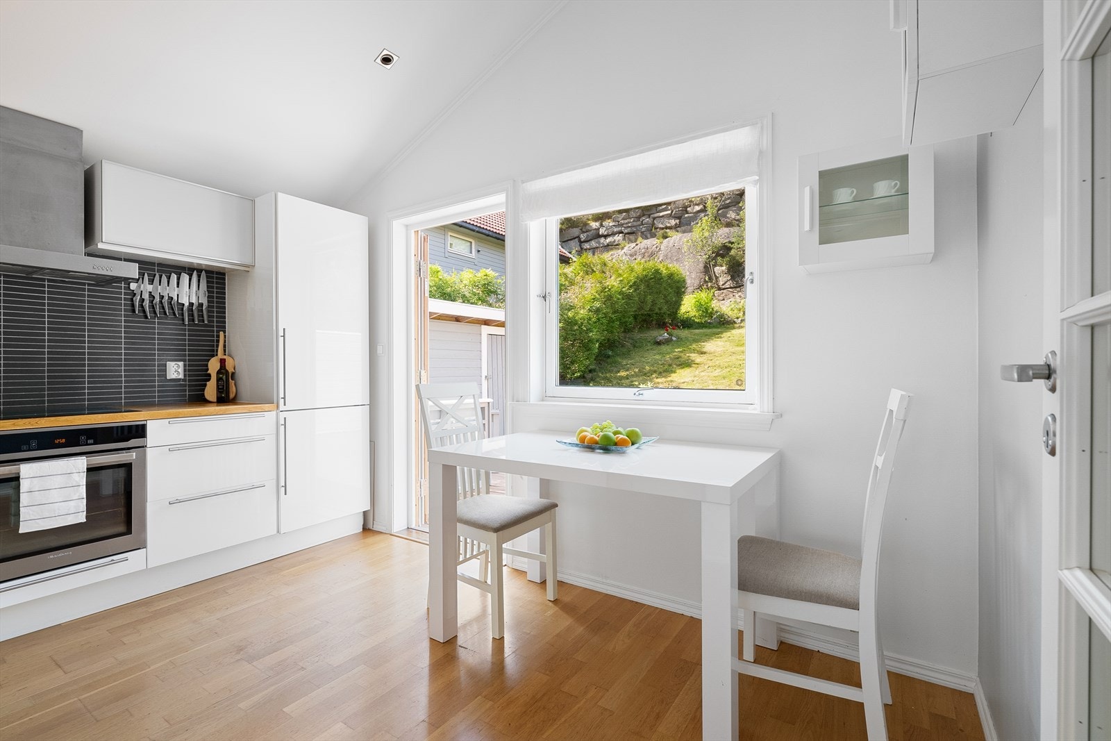 Fra kjøkkenet har du utgang til den store markterrassen og hagen. Galleribilde