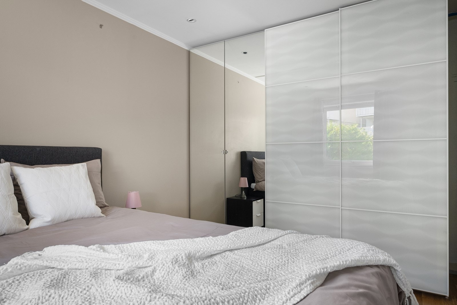 Her har du god plass til dobbeltseng og nattbord. Rommet er innredet med en stor garderobe. Galleribilde