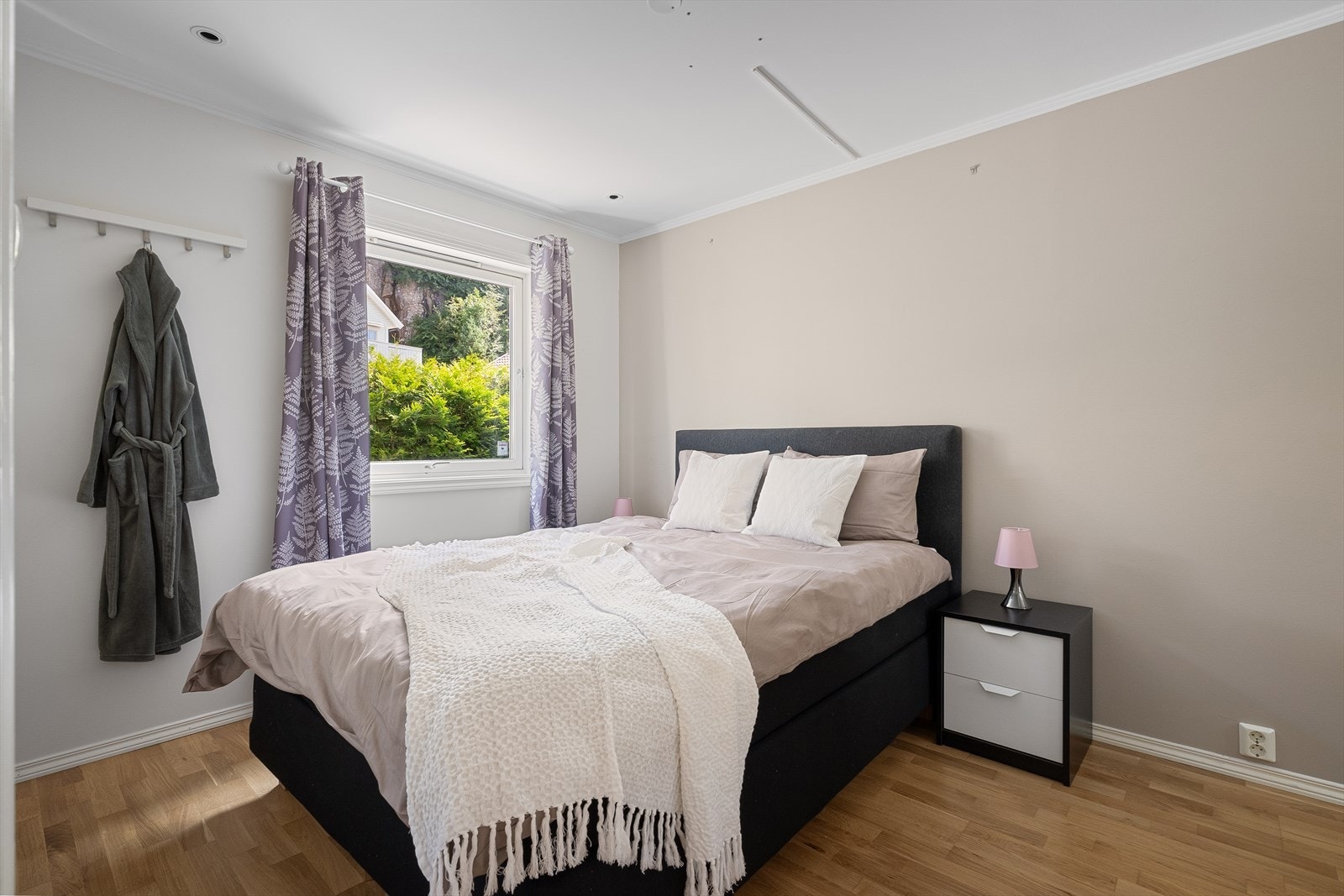 Hovedsoverommet er malt i duse farger som gir rommet en avslappende følelse. Galleribilde