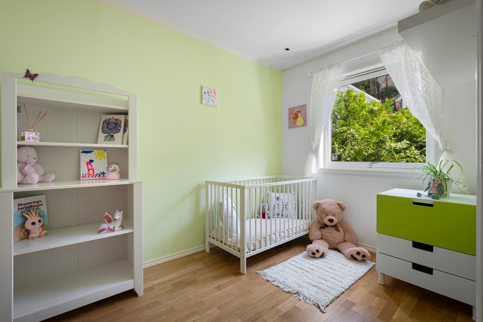 Boligens resterende to soverom ligger i 1.etasje. Galleribilde