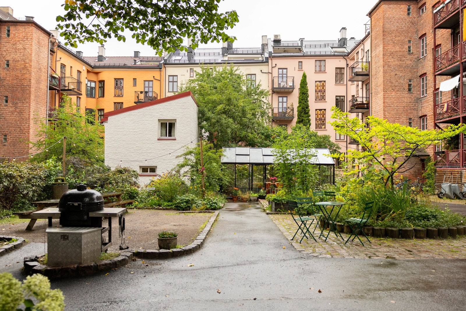 Bakgården har flere griller (vanlig og smoker), samt vedfyrt pizzaovn til felleskapet. Galleribilde