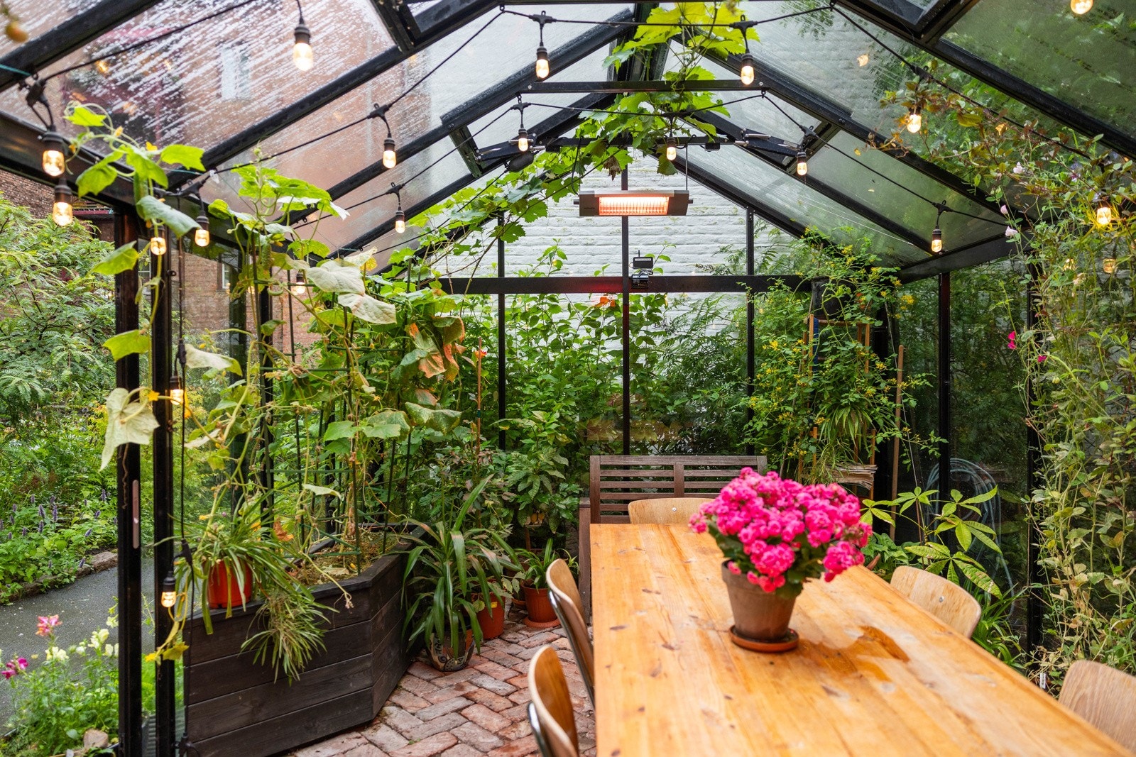 Tilknyttet drivhus som kan leies til selskap med lys og varmelamper. Galleribilde