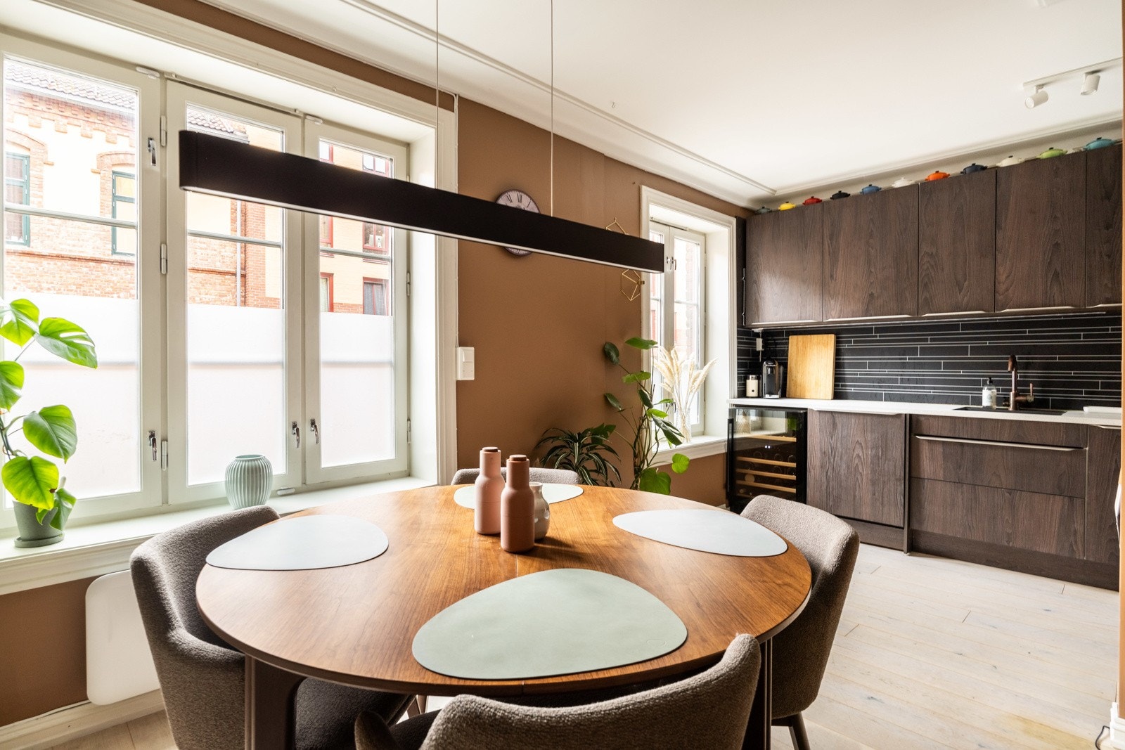 Praktisk planløsning med delvis åpen kjøkkenløsning vendt mot stue. Galleribilde