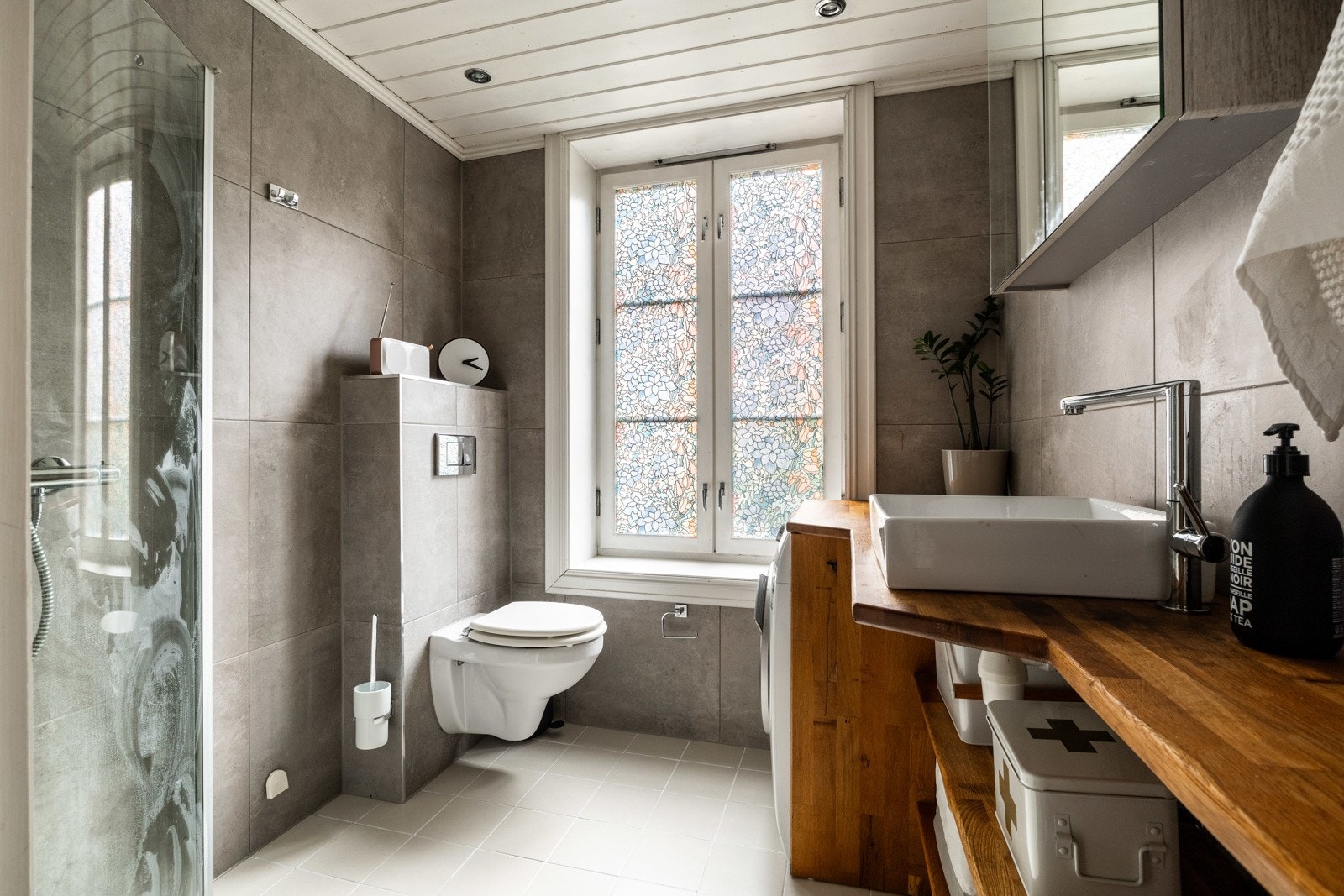 Stort og moderne baderom fra 2019 med flislagt gulv med varme. Galleribilde