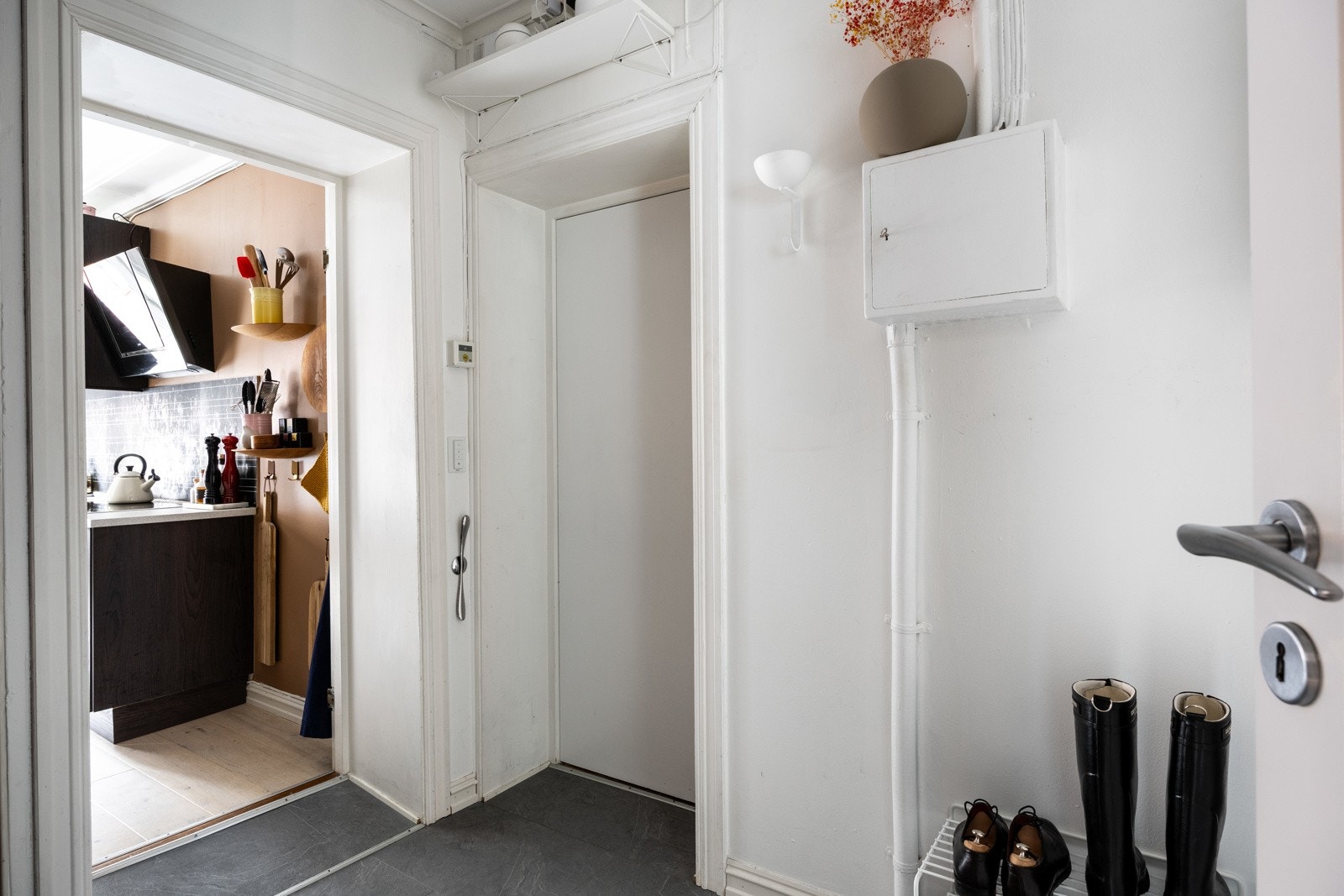 Entré belagt med fliser. Galleribilde