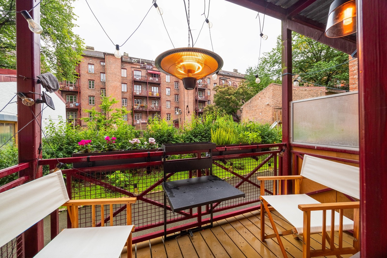 Moderne 2-roms leilighet med kjøkken og bad fra 2019 og balkong vendt mot idyllisk bakgård. Galleribilde