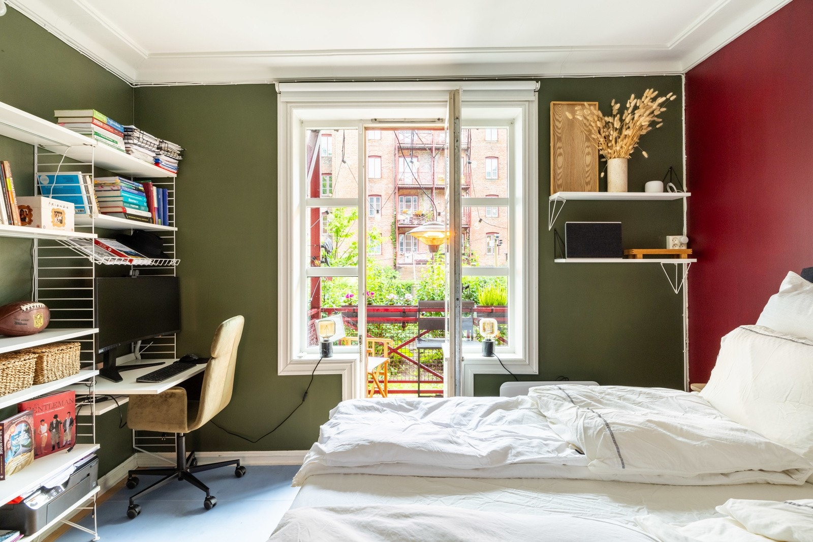 Leilighetens soverom er av god størrelse med utgang til balkong. Galleribilde