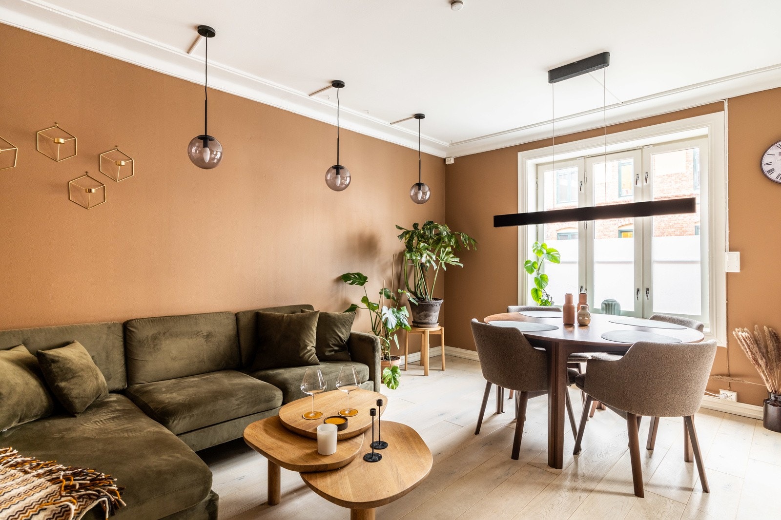 Store vindusflater som slipper inn mye naturlig lys. Galleribilde