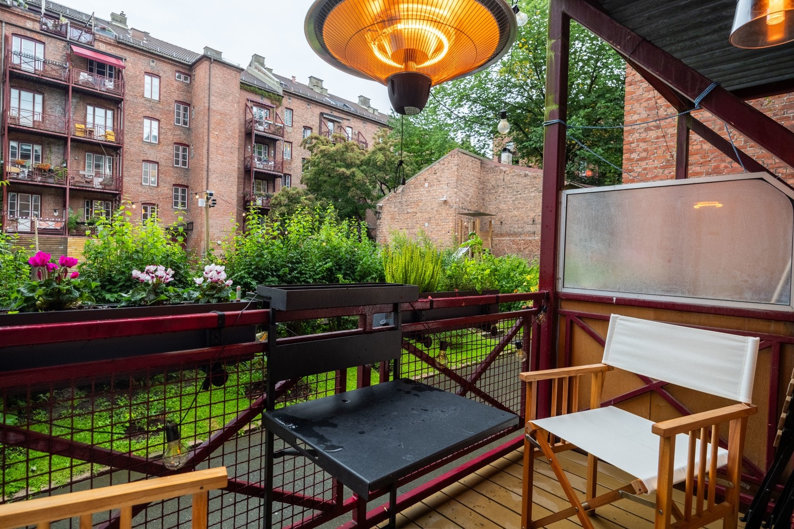 Balkongen er vendt mot idyllisk bakgård og har tidlig morgensol. Galleribilde