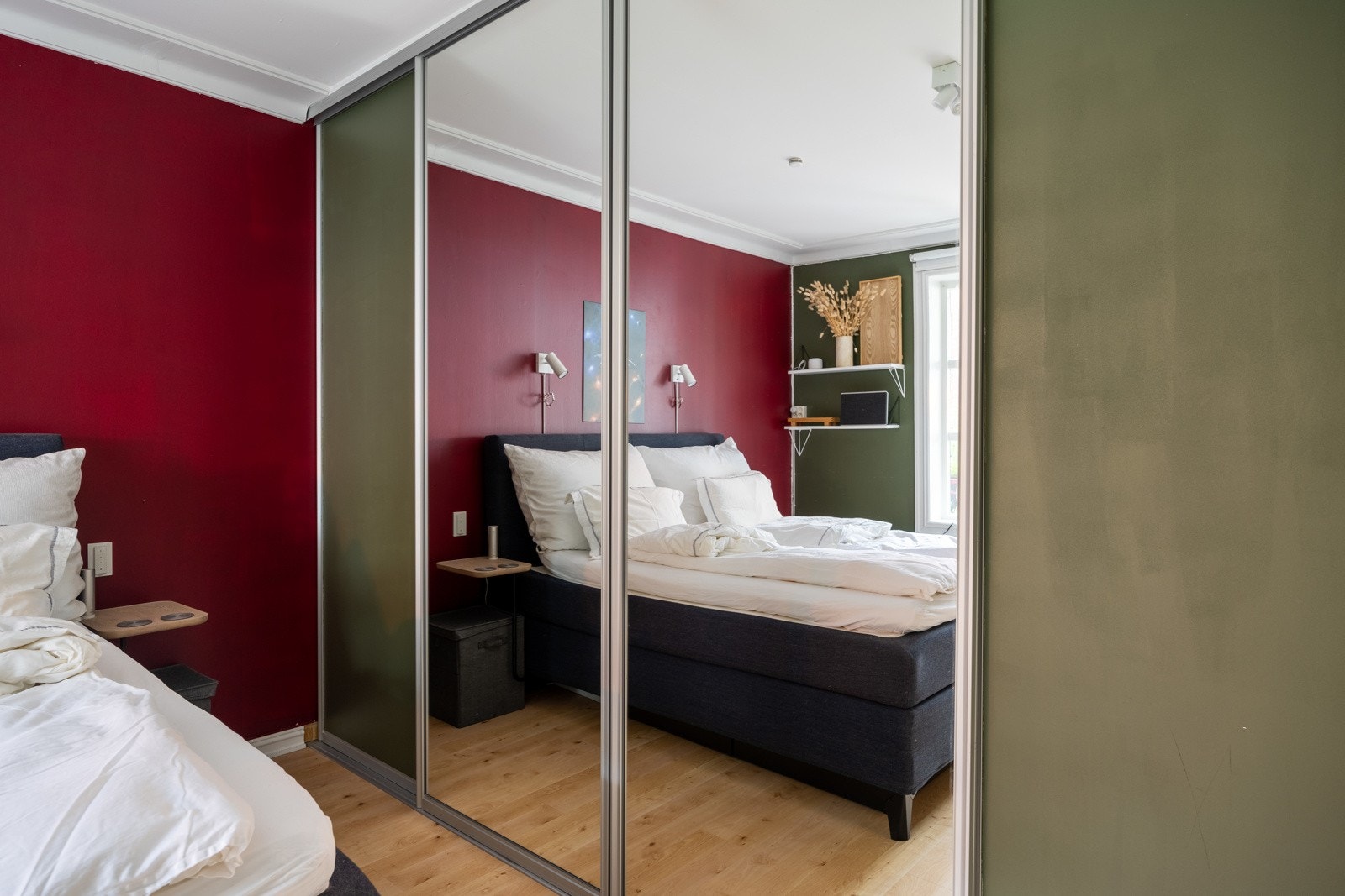 Garderobeskap fra Kvik (2020) på spesialmål med to store speil. Galleribilde