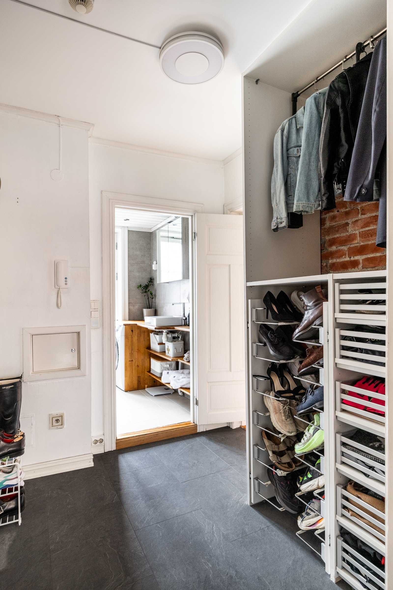 Spesialdesignet garderobeskap i gangen fra Norema (2019) med løsninger for å optimalisere for mye sko. Galleribilde