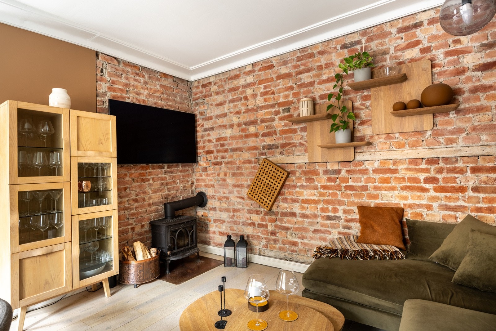 Unik teglsteinsvegg som skaper eget preg i leiligheten. Galleribilde