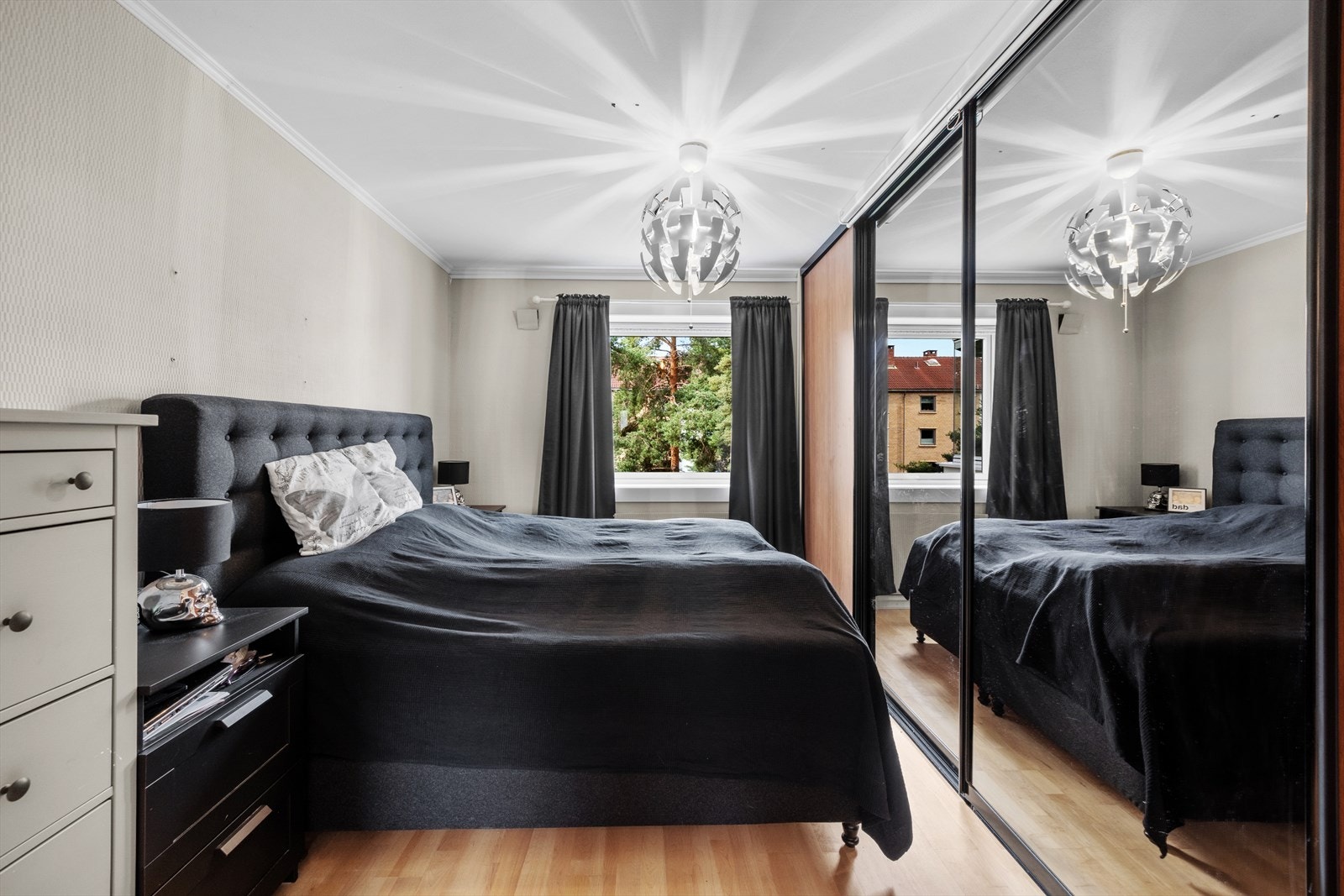 Videre byr boligen på tre gode soverom. Alle soverommene er av god størrelse med plass til en dobbeltseng, tilhørende nattbord og annet ønskelig møblement. Klær kan pent ryddes bort i et romslig garderobeskap. Galleribilde