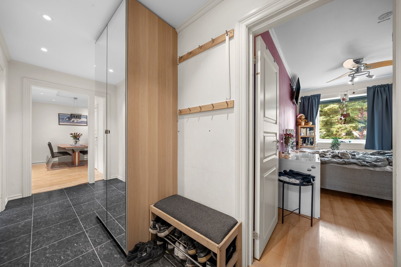 Når du kommer inn døren blir du møtt av en innbydende entré. Her er det godt med plass til å sette fra seg skoene og henge fra seg yttertøyet. Galleribilde