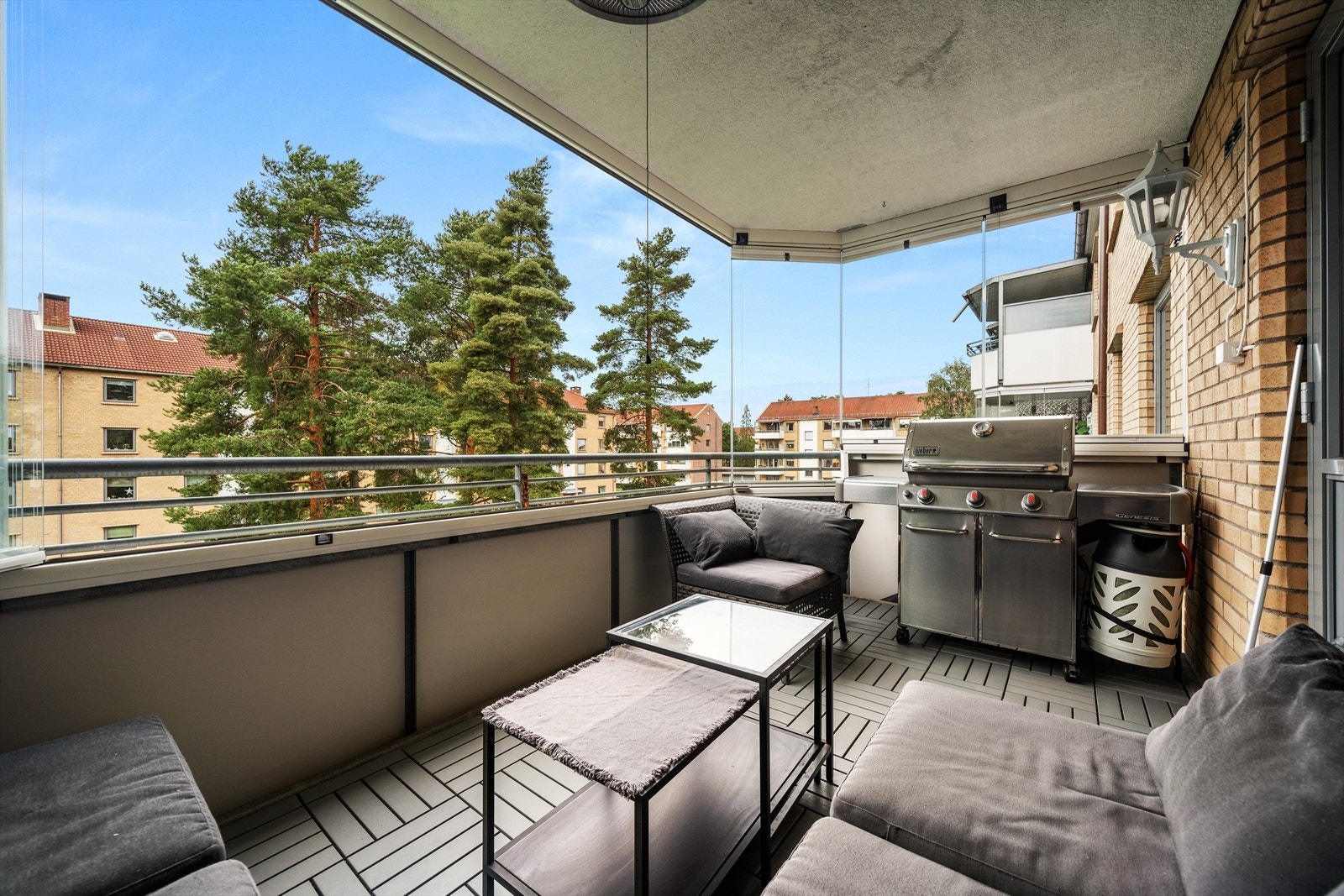 Det er god plass til å møblere med utemøbler, spisebord og grill; perfekt for dager man ønsker å ha middagen ute. Galleribilde