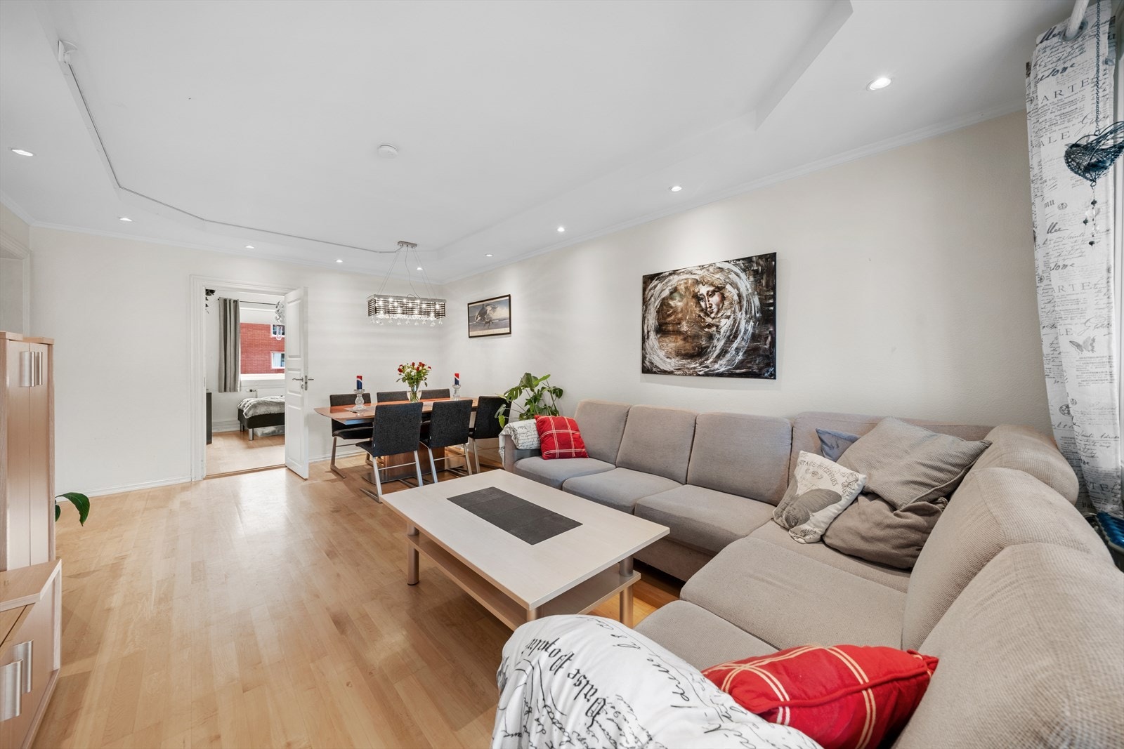 Det er videre plass til et spisebord hvor en bedre middag kan nytes sammen med det inviterte selskapet. Galleribilde