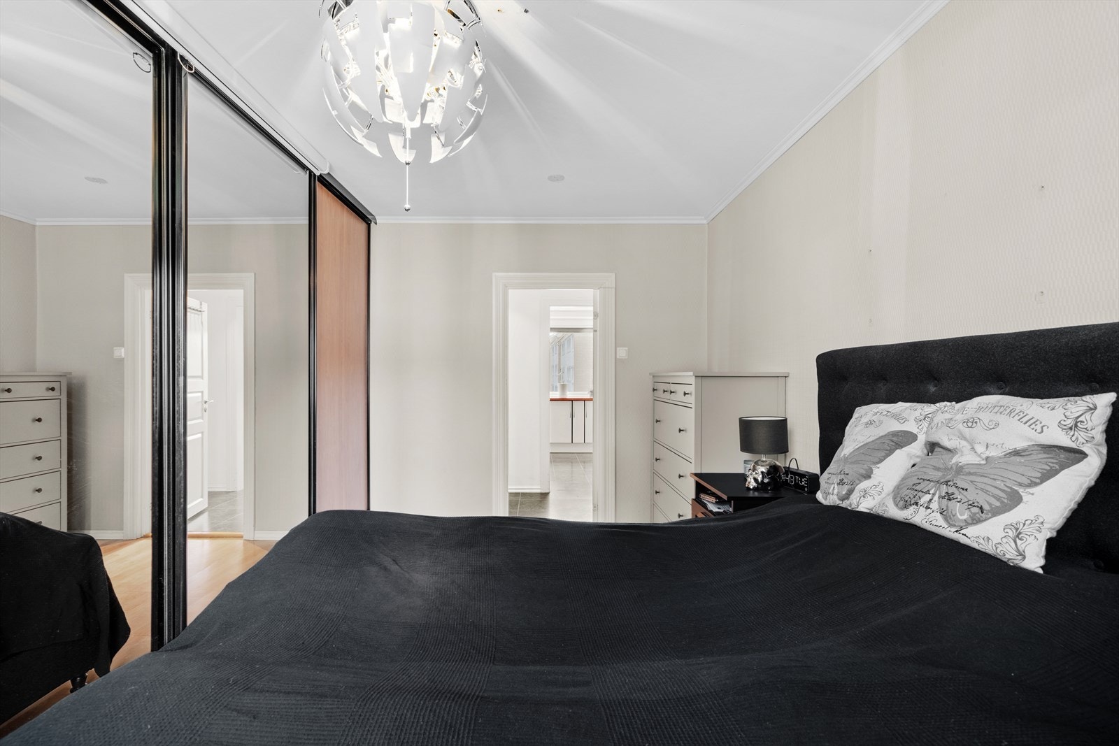 Hovedsoverom er utstyr med sjenerøs 4-dørs skyvedørsgarderobe med to speilfronter. Galleribilde