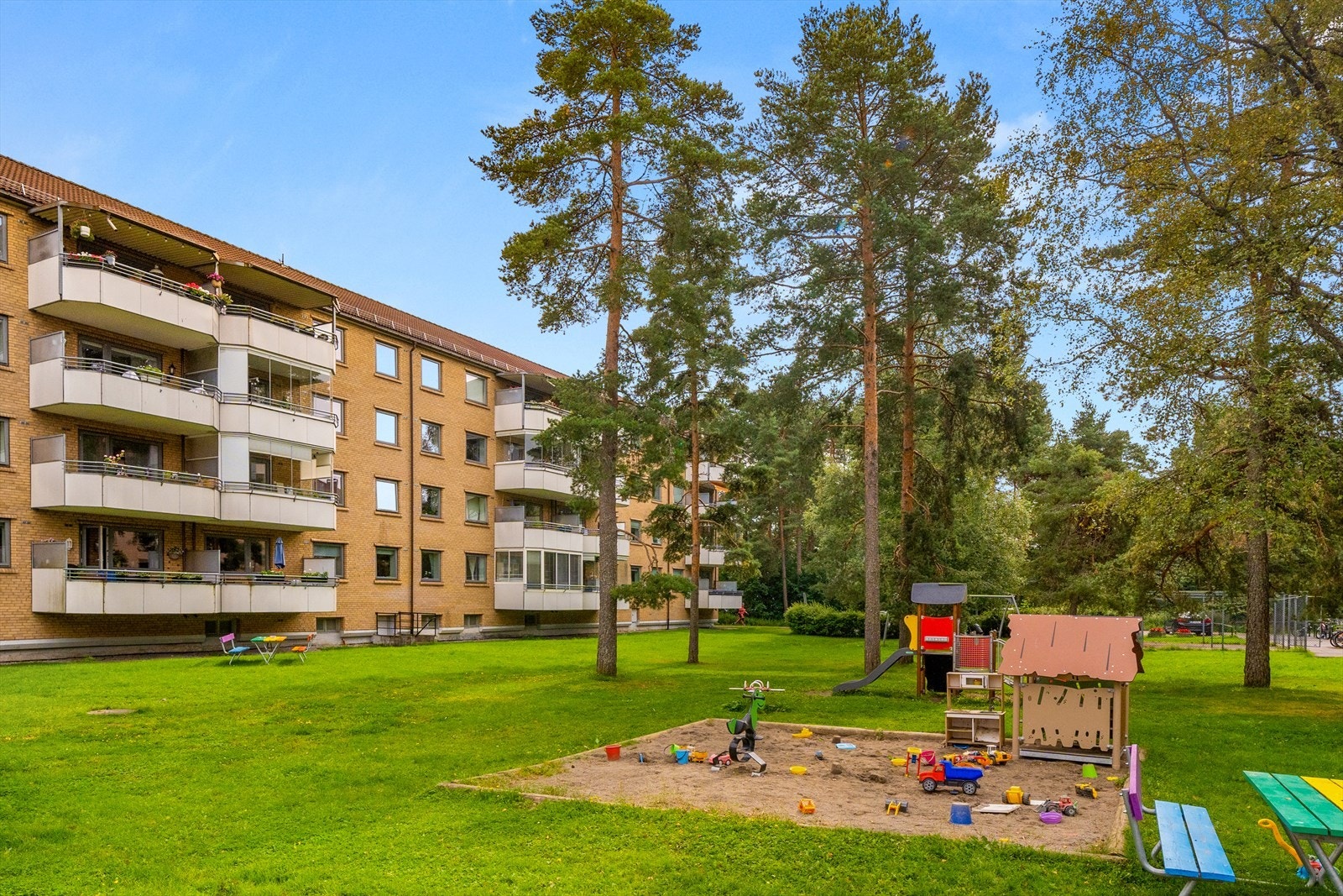 Borettslaget har en flott opparbeidet tomt med sittegrupper, lekeplass og mer. Galleribilde