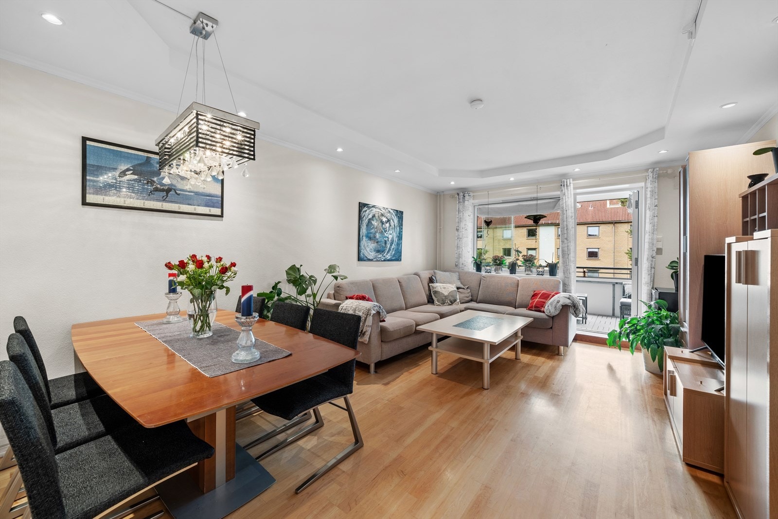 Leiligheten ligger i byggets 3. etasje med følgende planløsning: Entré, stue, kjøkken, bad og tre soverom. Fra stuen er det adkomst til en vestvendt innglasset balkong på ca. 11 m² (Gulvareal 10 m²). Takhøyden ble i stue målt til ca. 2,48 m². Galleribilde