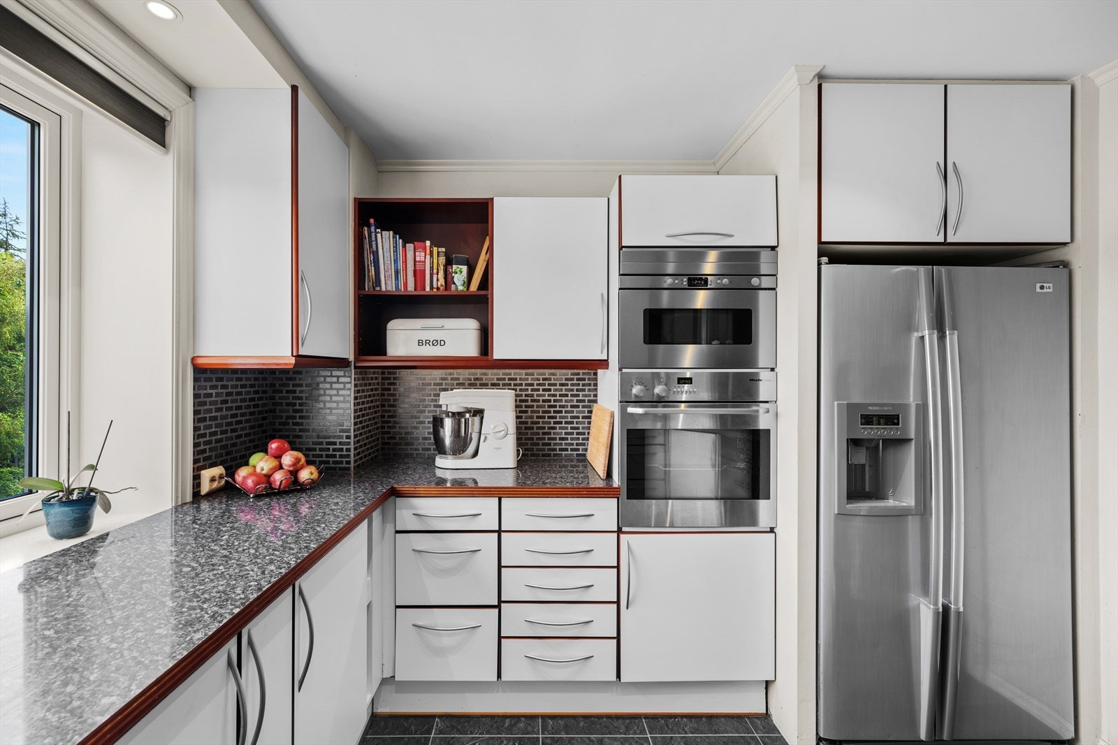 Kjøkkenet er ustyrt med induksjonsplatetopp, stekeovn, mikrobølgeovn, oppvaskmaskin i egen nisje og frittstående side by side kjøl/fryseskap. Galleribilde