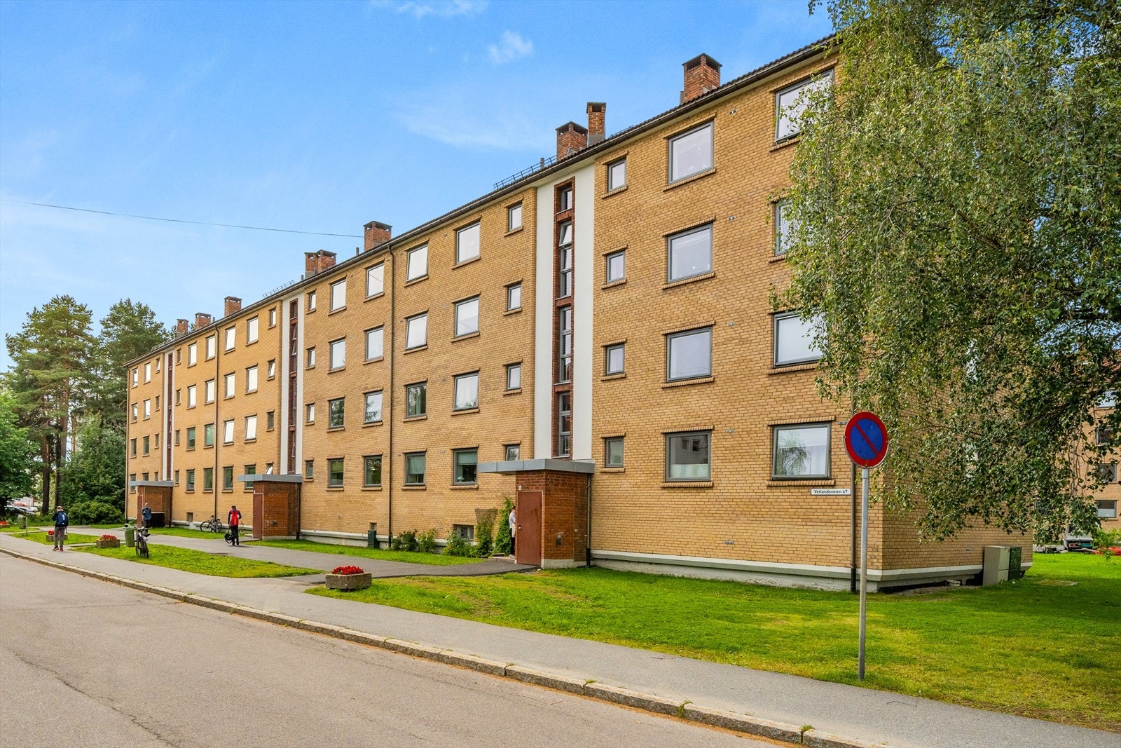 Leiligheten har en meget fin beliggenhet på populære Skøyenåsen/Oppsal. Her bor du med kort vei til "alt" du måtte trenge i en travel hverdag. Fra leiligheten har du nærhet til det du trenger, i tillegg til naturskjønne områder som Østmarka! Galleribilde