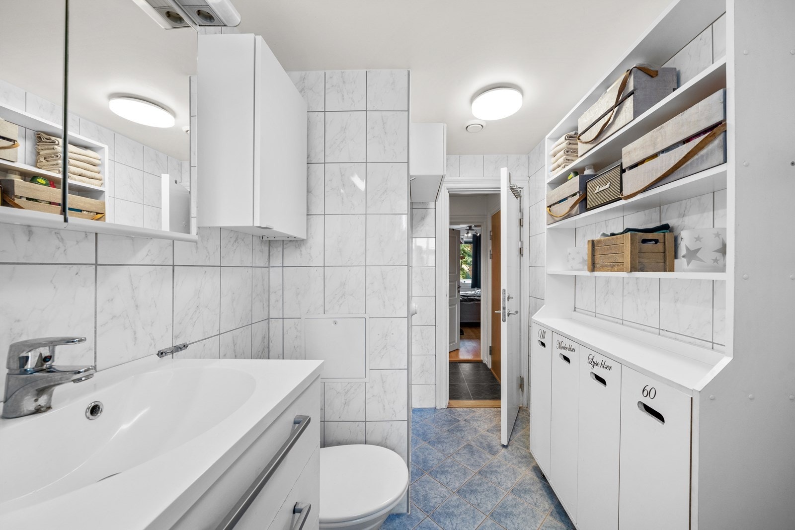 Baderommet ble rehabilitert i regi av borettslaget i 2002-2003. Flislagt baderom med vannbåren gulvvarme i gulv og malt himling. Galleribilde