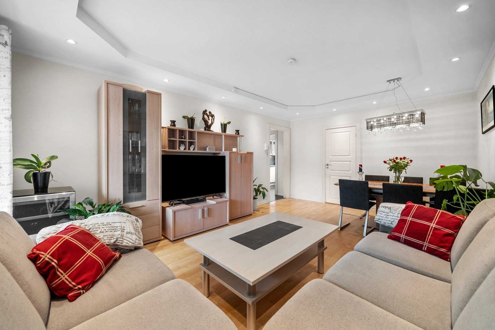 Stuens gode utforming gjør det enkelt å dele inn oppholdsrommet i ulike soner. Stuen har god plass til en hyggelig sofagruppe og ønsket medie-/oppbevaringsmøblement. Galleribilde