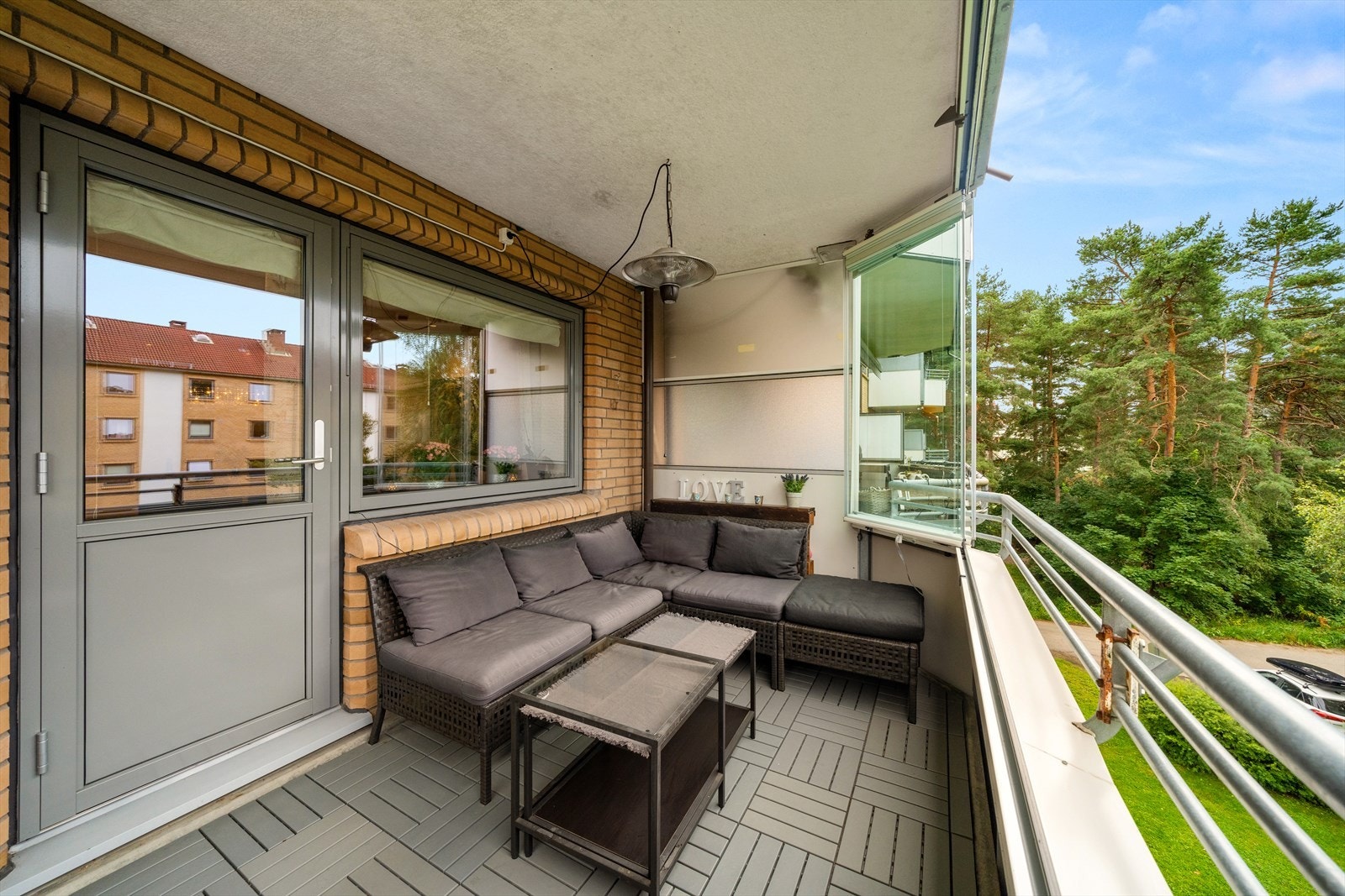 Det er god plass til å møblere med utemøbler, spisebord og grill; perfekt for dager man ønsker å ha middagen ute. Balkongen oppleves som et ekstra bruksrom på varme sommerdager. Her kan varme og solfylte sommerdager nytes til det fulle! Galleribilde