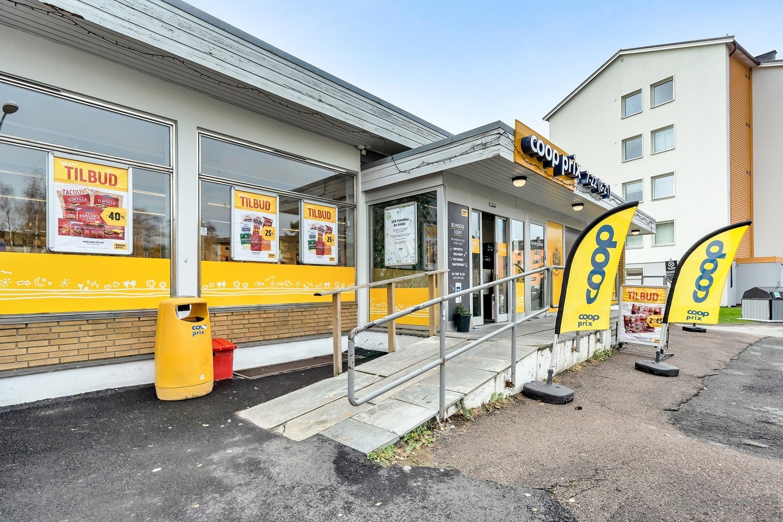 Dagligvarehandelen kan gjøres ved nærbutikken Coop Prix rett ved boligen eller ved øvrige butikker i nærområdet som Rema 1000, Kiwi eller Meny på Oppsal senter. Galleribilde