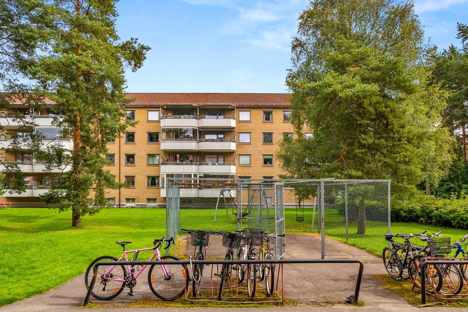 Sykkelparkering på borettslagetstomt. Galleribilde