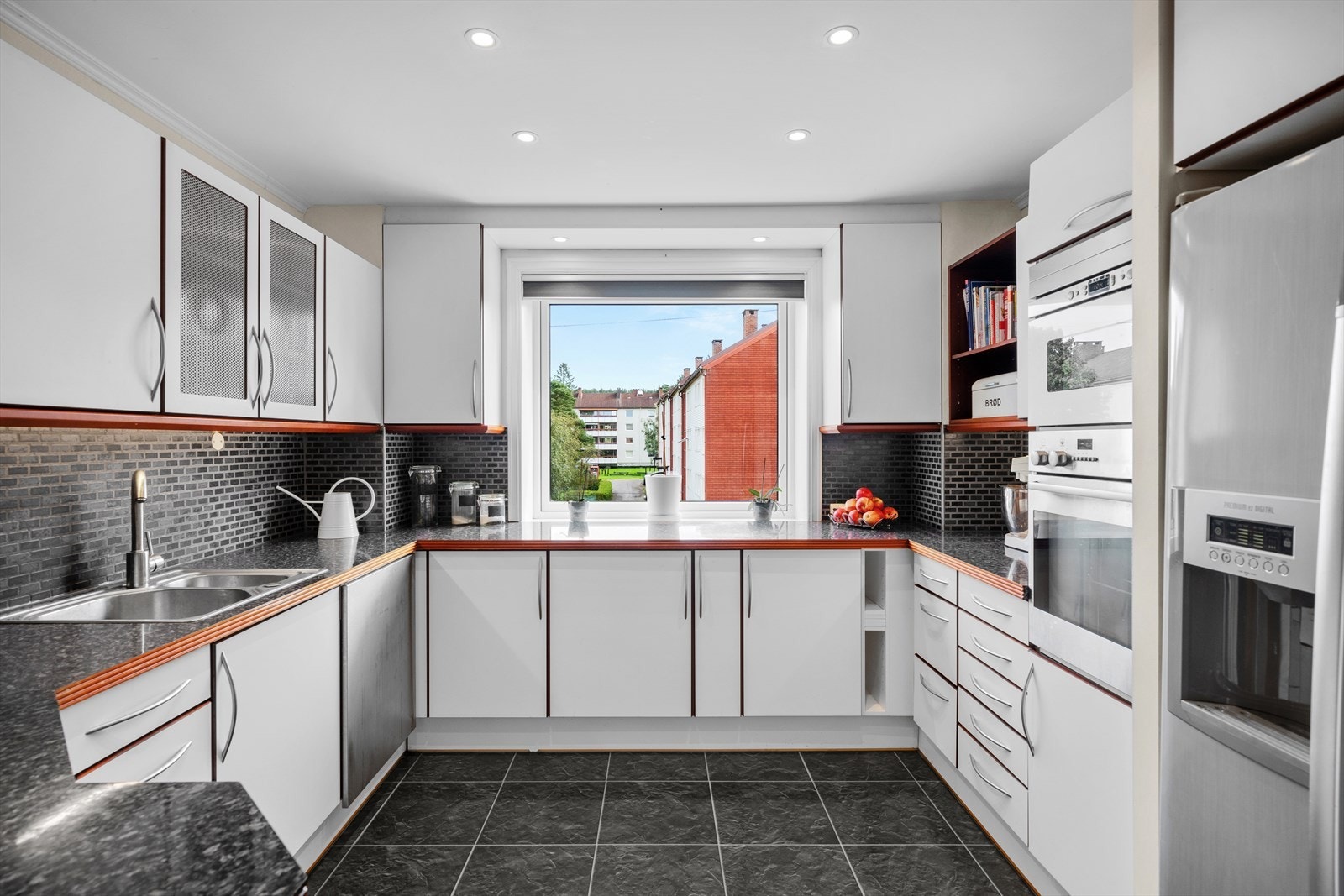 Romslig og separat kjøkken som byr på godt med arbeidsplass og oppbevaringsrom for den kokkeglade. Kjøkkenet er fra JKE installert i 2005. Galleribilde