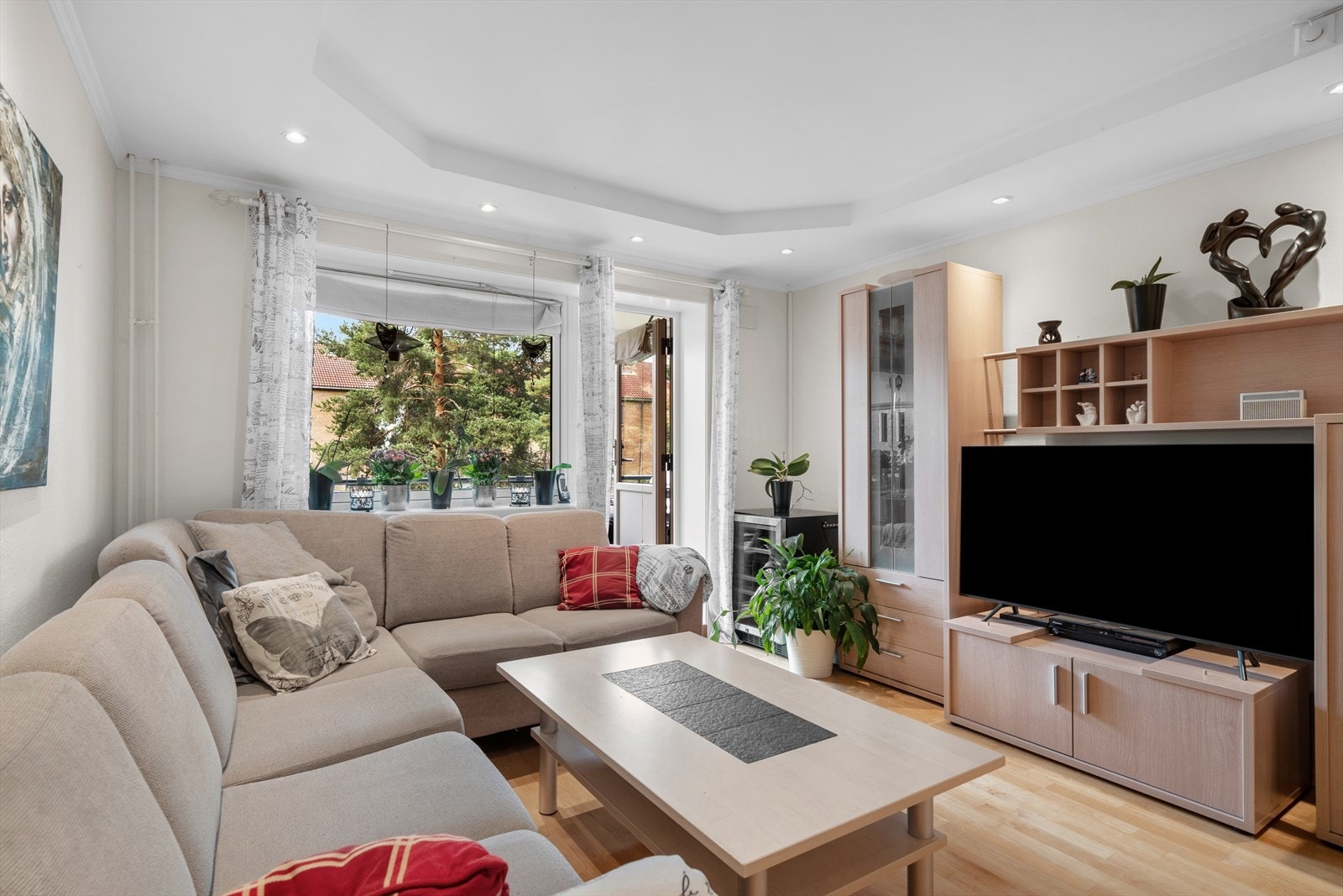 Fra stuen er det utgang til en vestvendt innglasset balkong på ca. 11 m² (gulvareal 10 m²). De store vindusflatene langs slipper inn godt med lys å skaper en luftig og fin atmosfære i rommet. Galleribilde