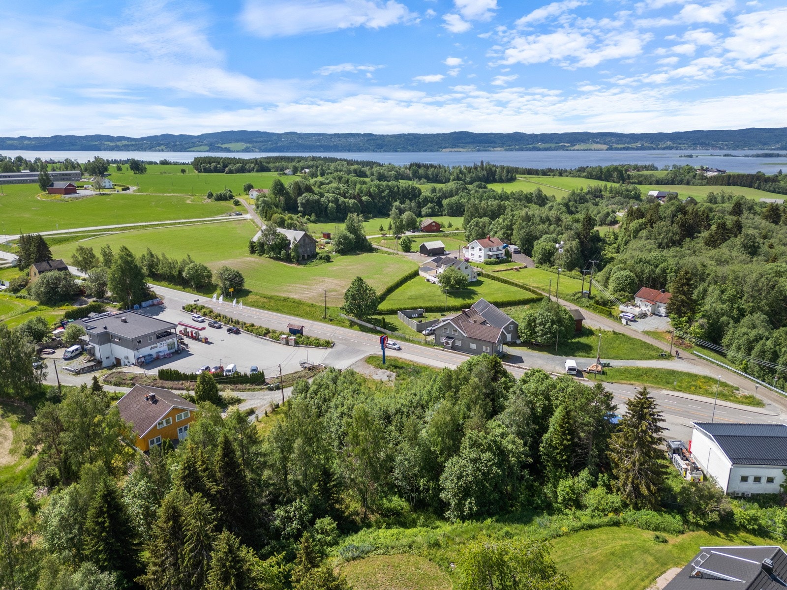 Eiendommen er ikke regulert i reguleringsplan. Eiendommen er avsatt til boligformål i kommuneplanens arealdel. Galleribilde