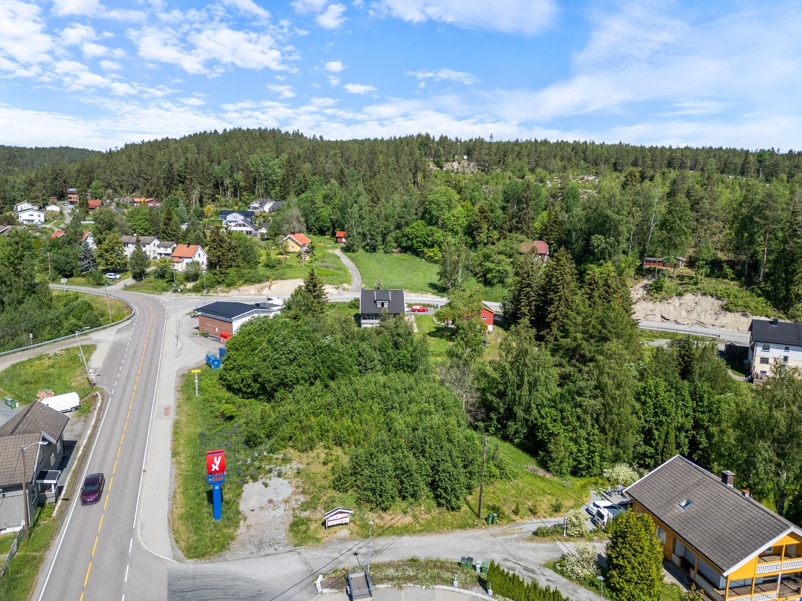 Velkommen til Fetveien 1200! Tomten har gode solforhold og en fin beliggenhet i landige og rolige omgivelser med kort vei til merkede turstier og skiløyper, samt kort avstand til fine badeplasser. Galleribilde