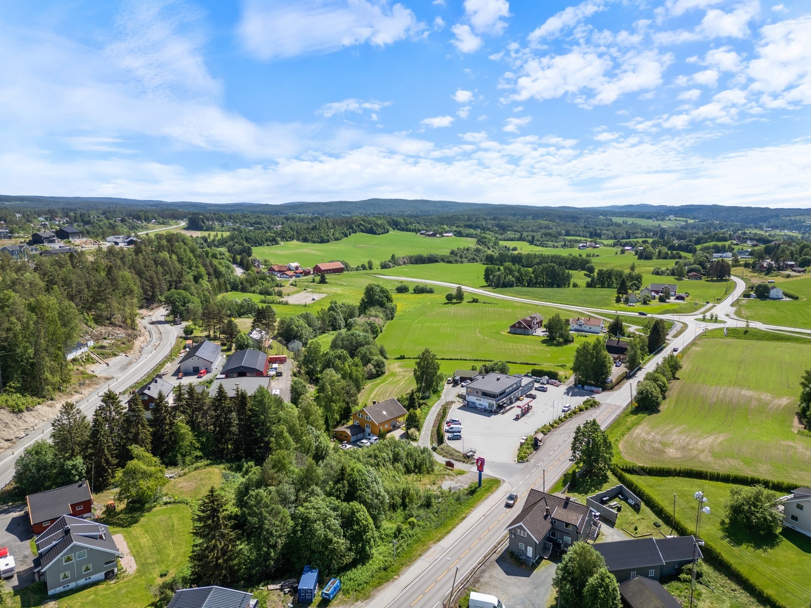 Hvis du tar bilen er det ca. 20 minutter til Fokus Senter på Sørumsand. Her har de 13 butikker som blant annet Coop Extra, cafe, skobutikk, Interoptik, frisør, blomsterbutikk, dyrebutikk, nille, nordli, ringo, vinmonopolet, apotek og mer. Galleribilde