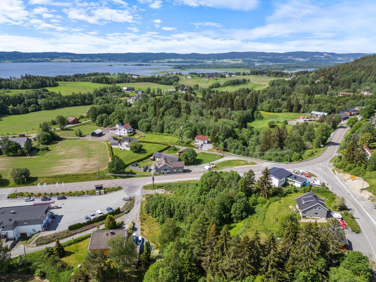 Joker og YX Gan ligger i umiddelbar nærhet rett ved tomten. Her kan du ta dagligvarehandelen på Joker. Galleribilde