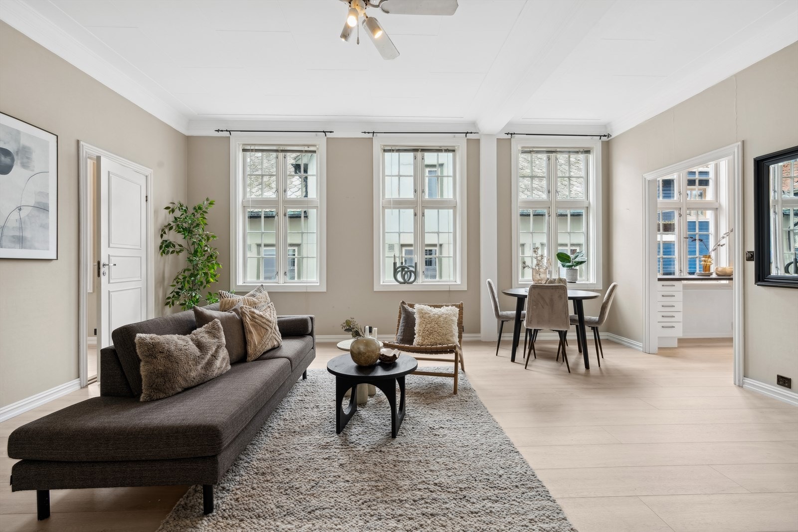 God takhøyde og store vindusfalter Galleribilde