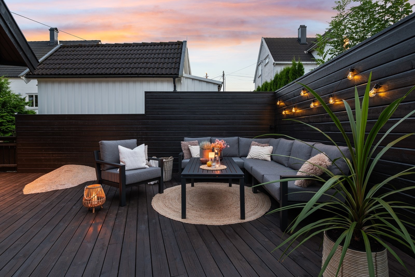 På terrassen er det god plass til å samle venner og familie. Galleribilde