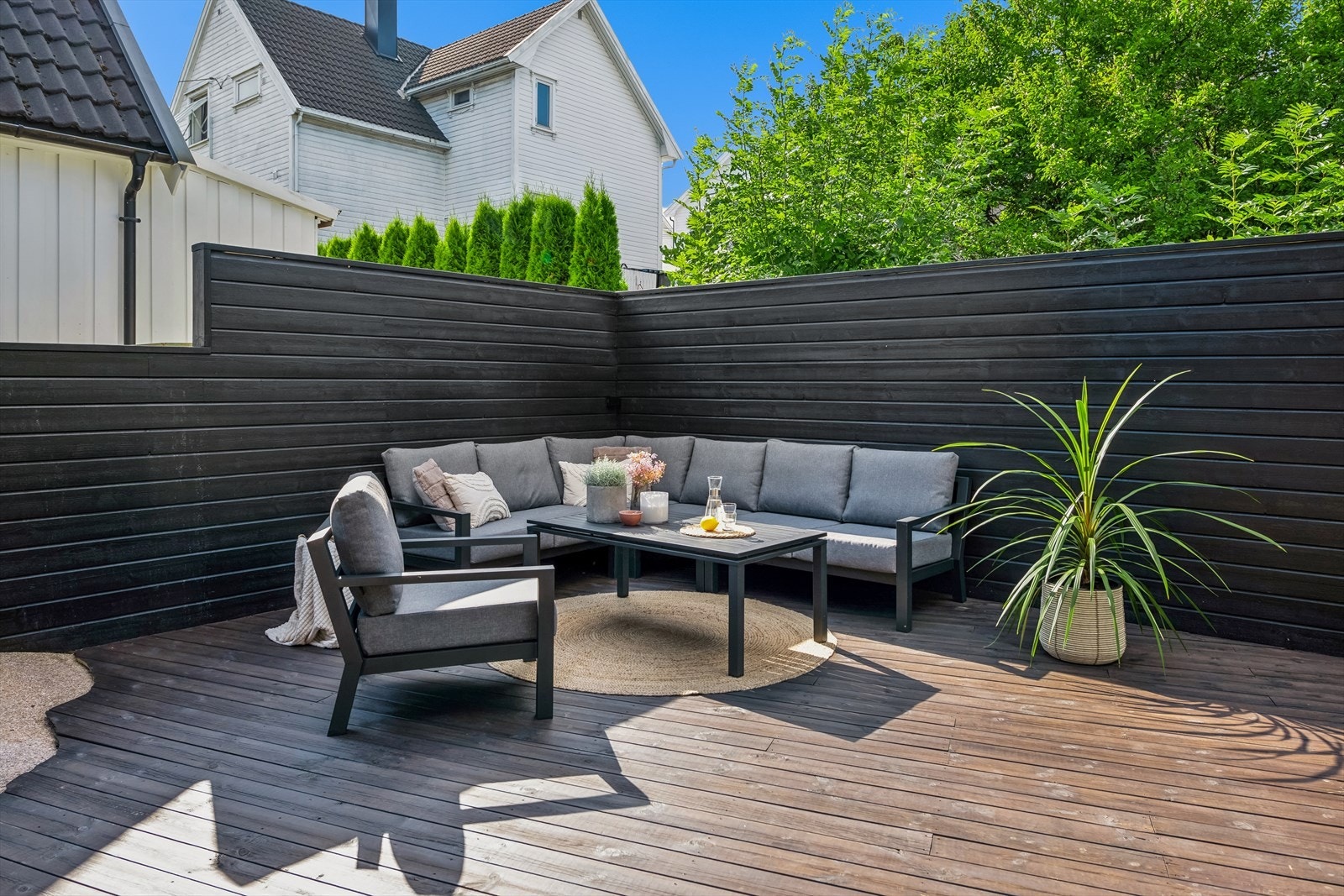 Stor terrasse hvor solen kan nytes. Terrasse og levegger over 1,8 meter ikke søkt om ifølge tilstandsrapporten. Galleribilde