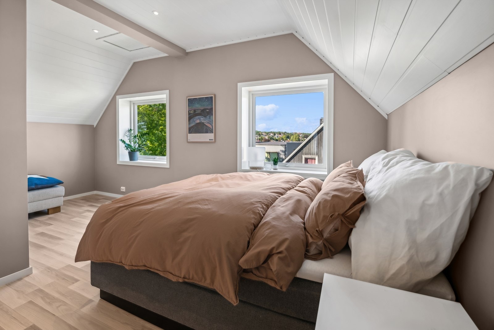 Hovedsoverommet har god plass til større seng, nattbord og garderobe. Galleribilde