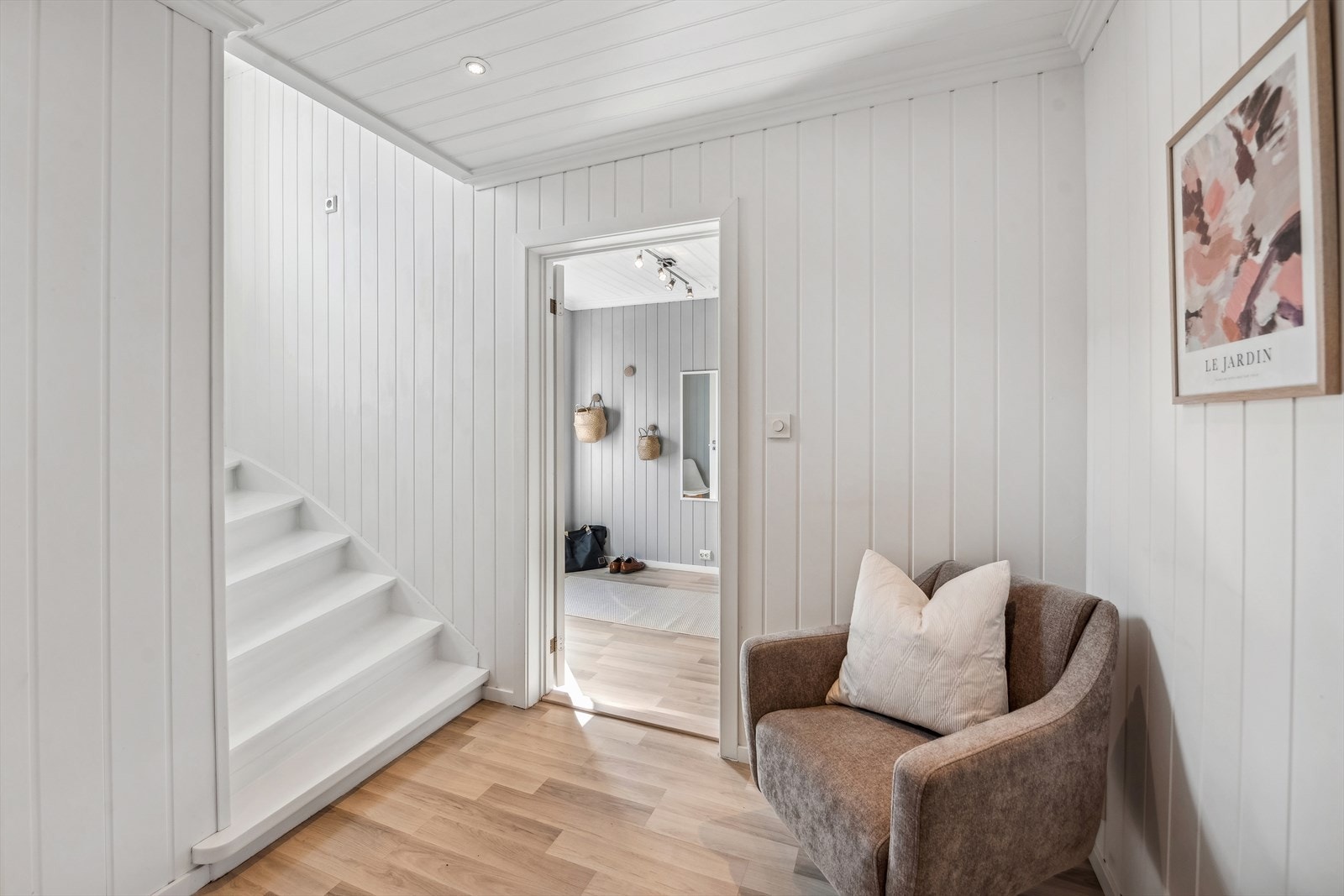 Gangen tar deg videre til trappen opp til 2. etasje. Galleribilde